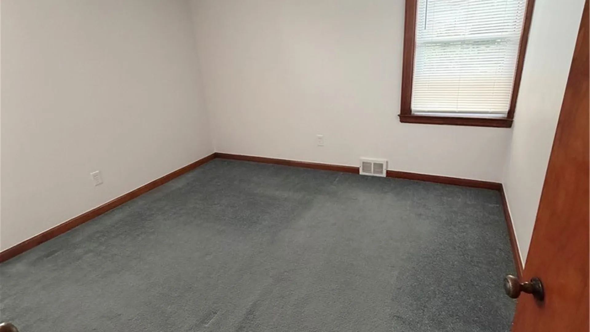 Property at 806 Cleveland Drive, Cheektowaga, NY 14225 11