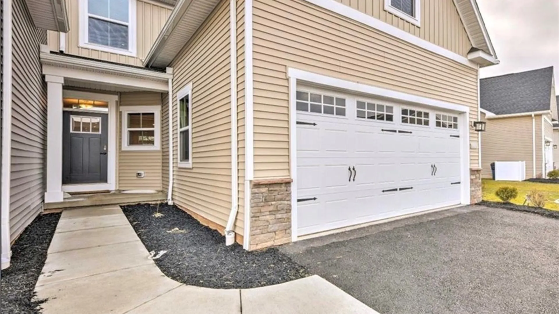 Property at 173 Sandstone Circle, Grand Island, NY 14072 2