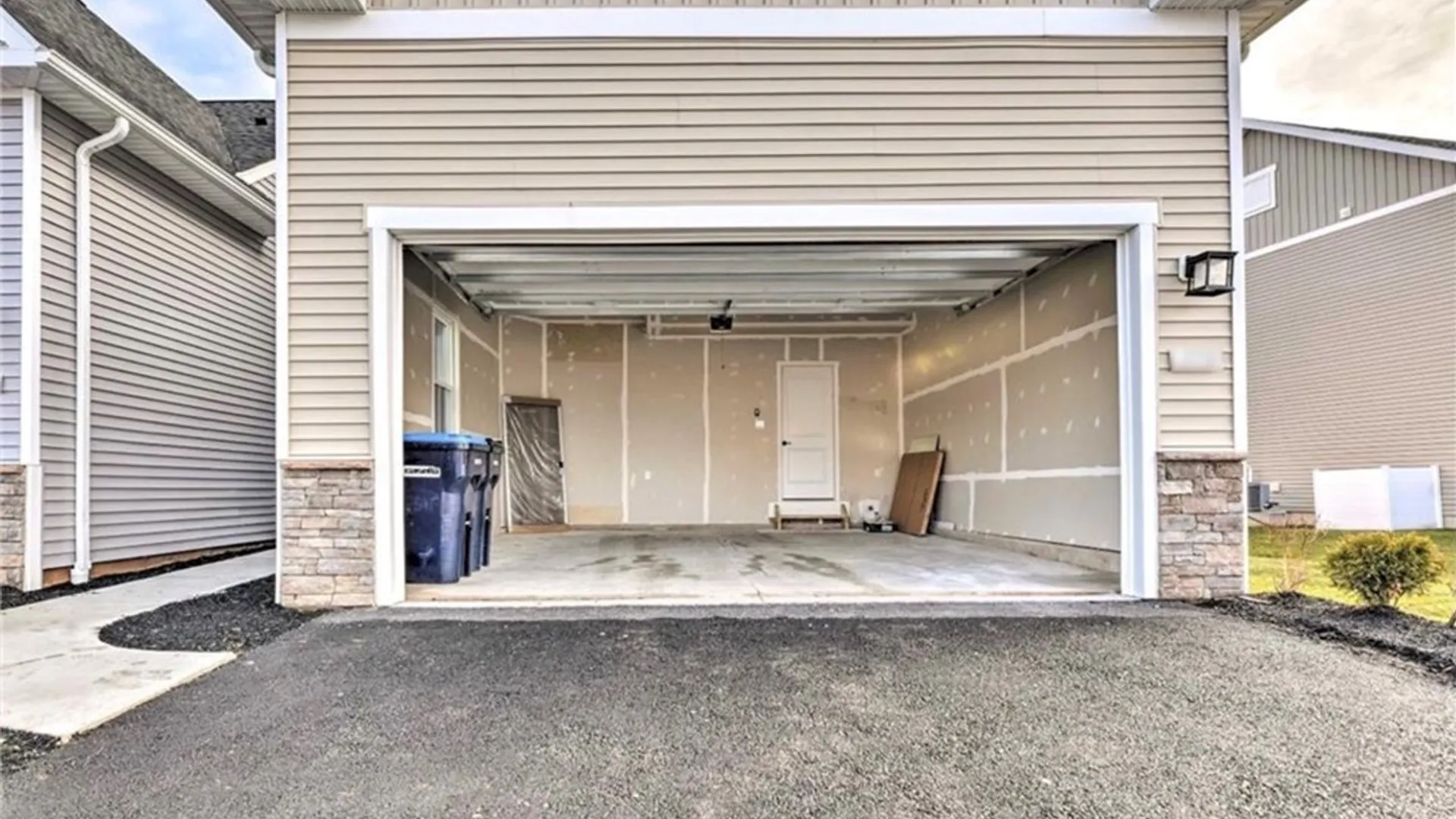 Property at 173 Sandstone Circle, Grand Island, NY 14072 3