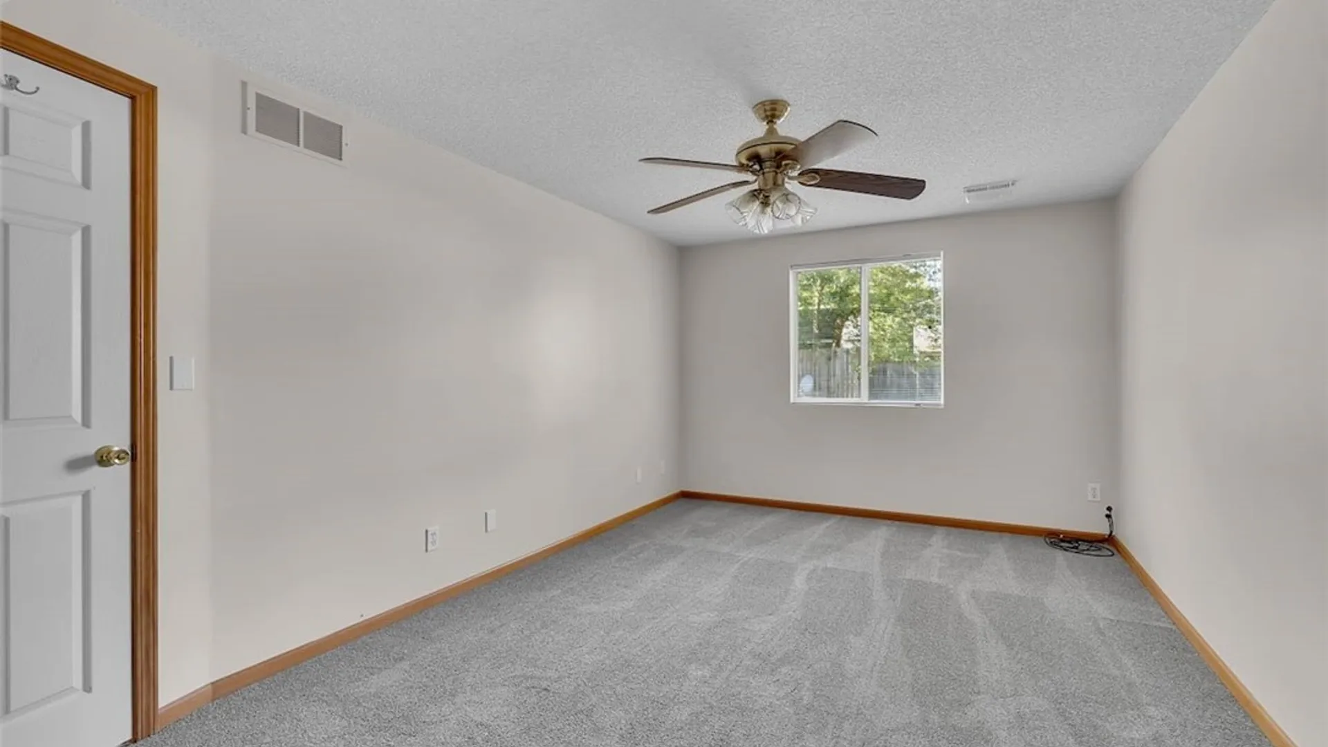 Property at 11 E Sunmist Sq, Amherst, NY 14228 13