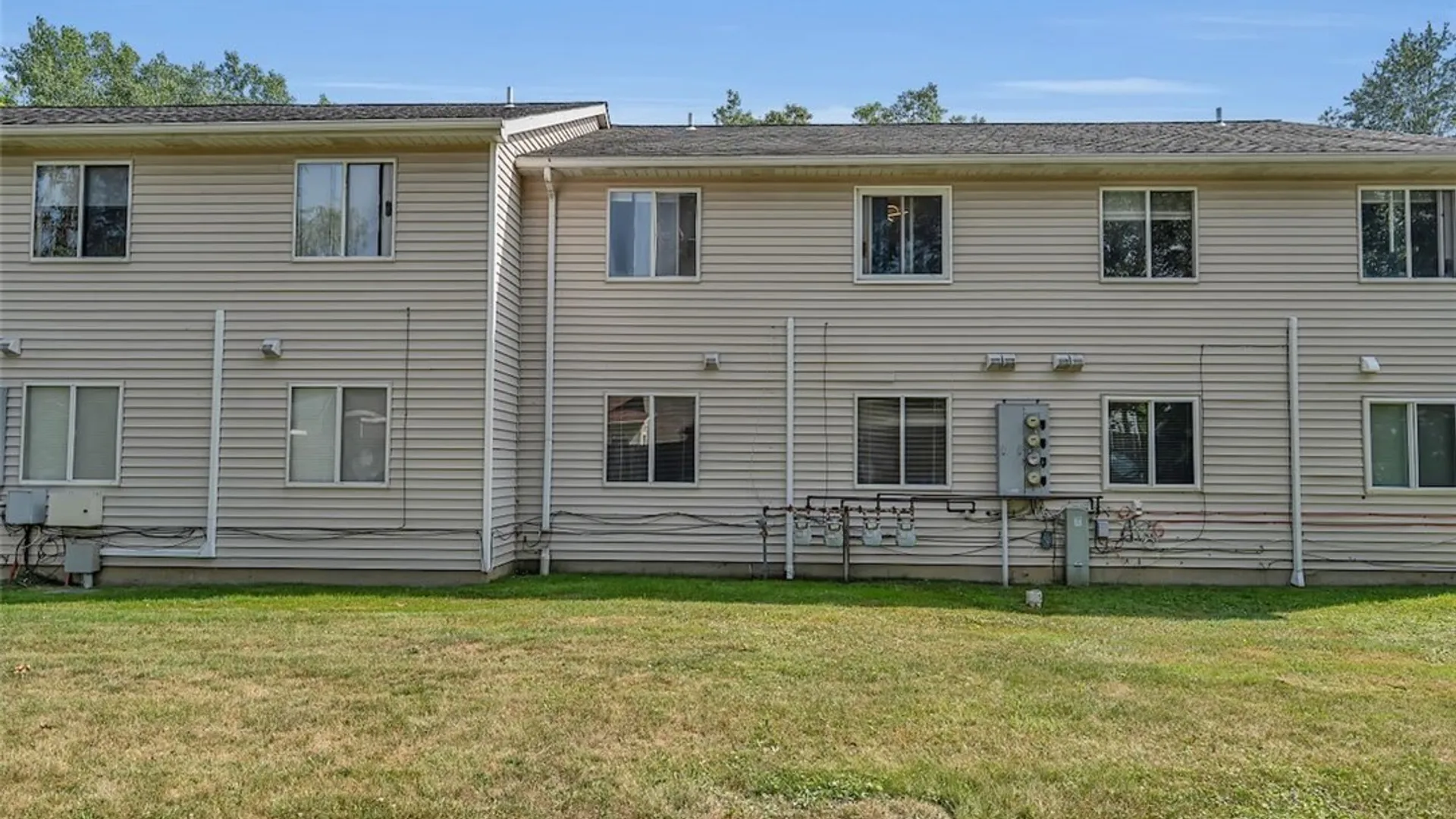 Property at 11 E Sunmist Sq, Amherst, NY 14228 19