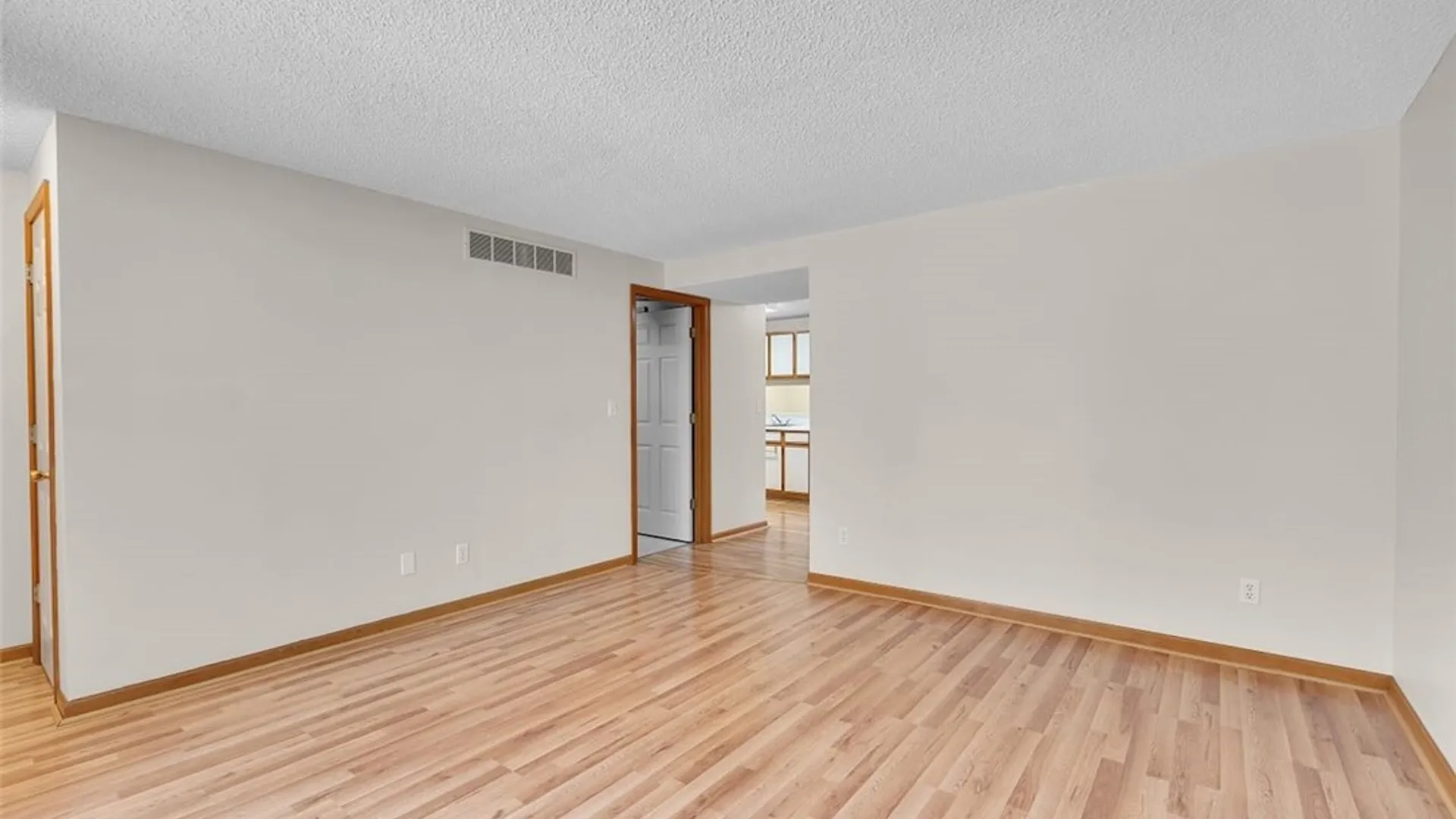 Property at 11 E Sunmist Sq, Amherst, NY 14228 4