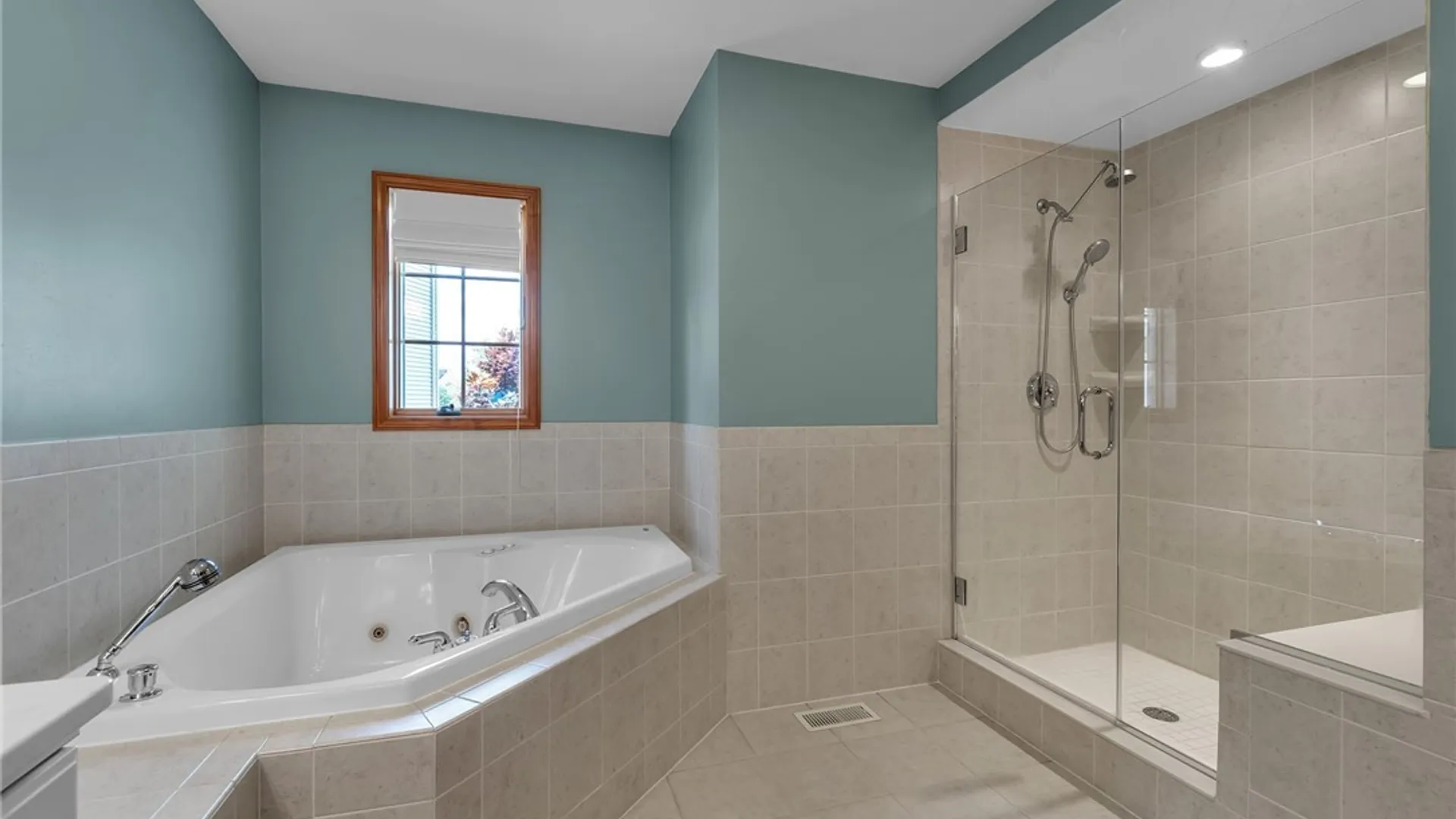Property at 27 Ann Marie Drive, Lancaster, NY 14086 27