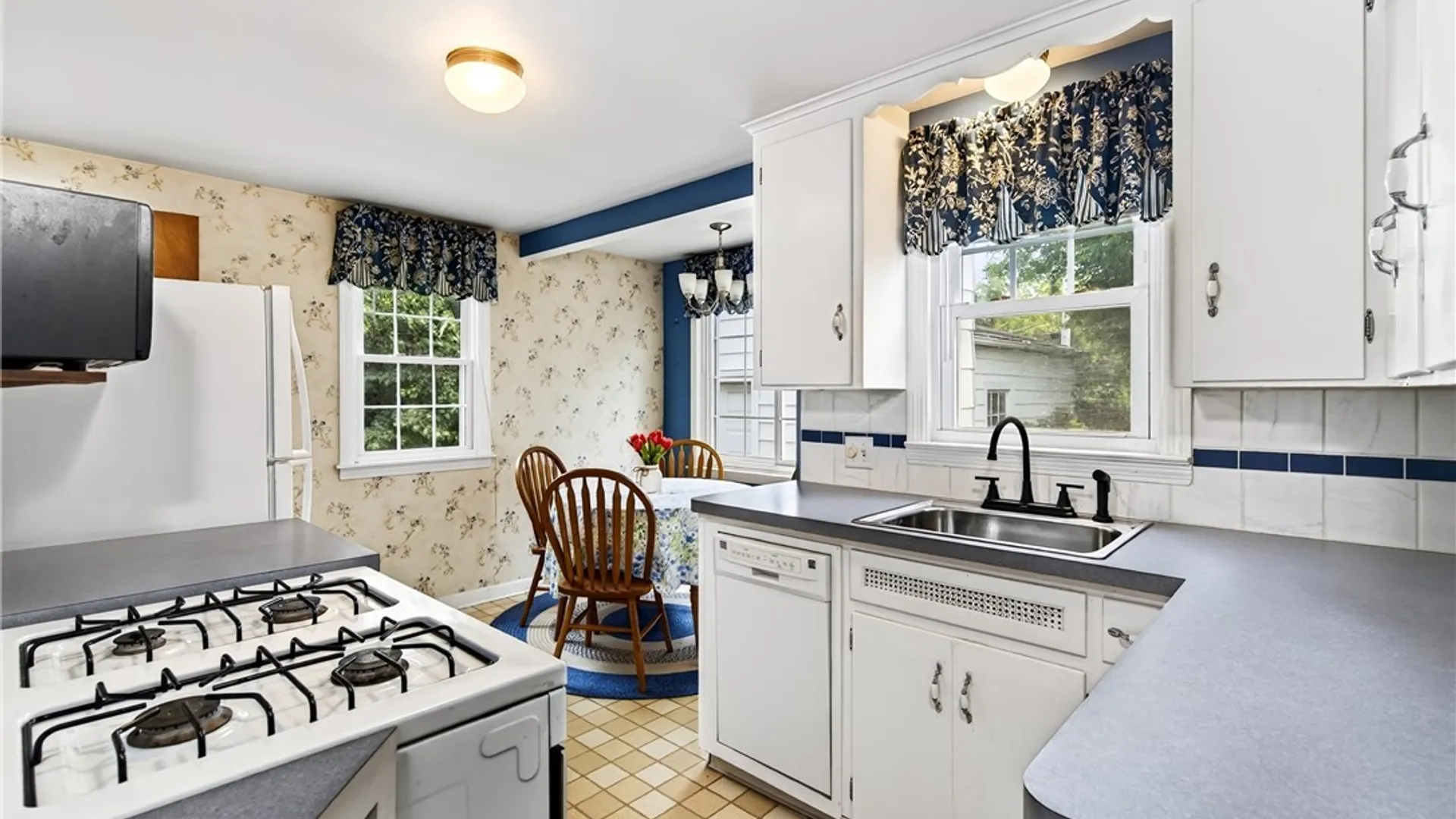 Property at 76 Canterbury Lane, Tonawanda, NY 14217 19