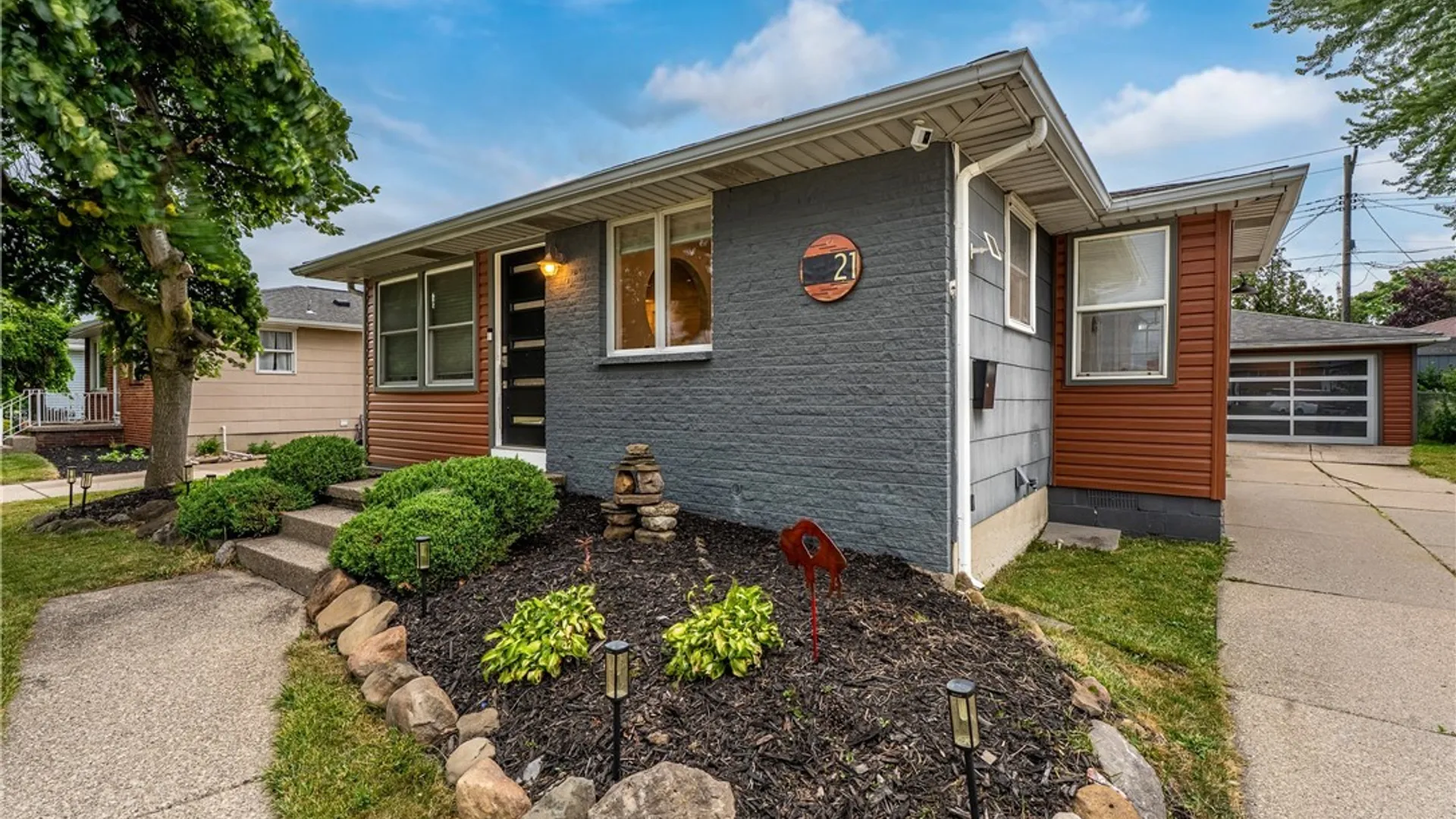 Property at 21 Caroline Ln, Cheektowaga, NY 14043 2