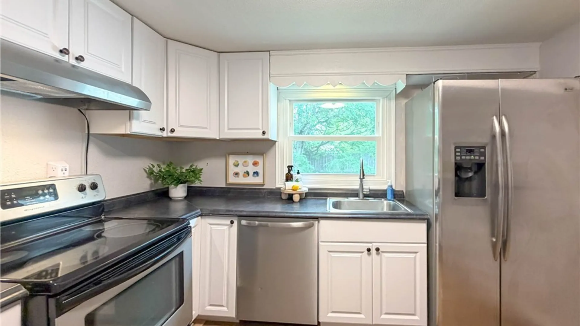 Property at 125 Merritt Place, New Hartford, NY 13413 14