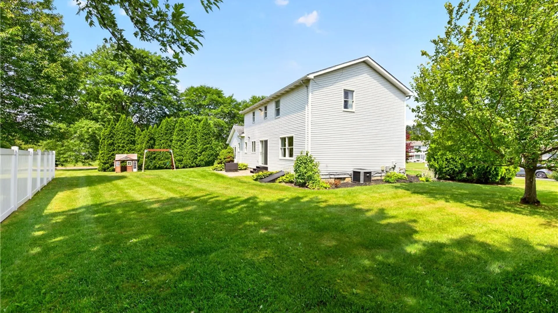 Property at 953 Dibbles Trl, Webster, NY 14580 44