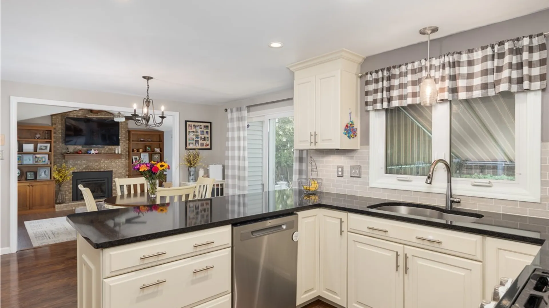 Property at 17 Spruceland, Lancaster, NY 14086 8