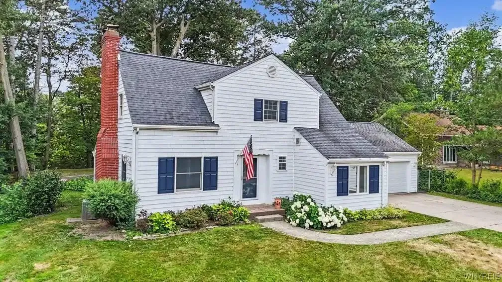 Property at 758 Pasadena Avenue, Niagara Falls, NY 14304
