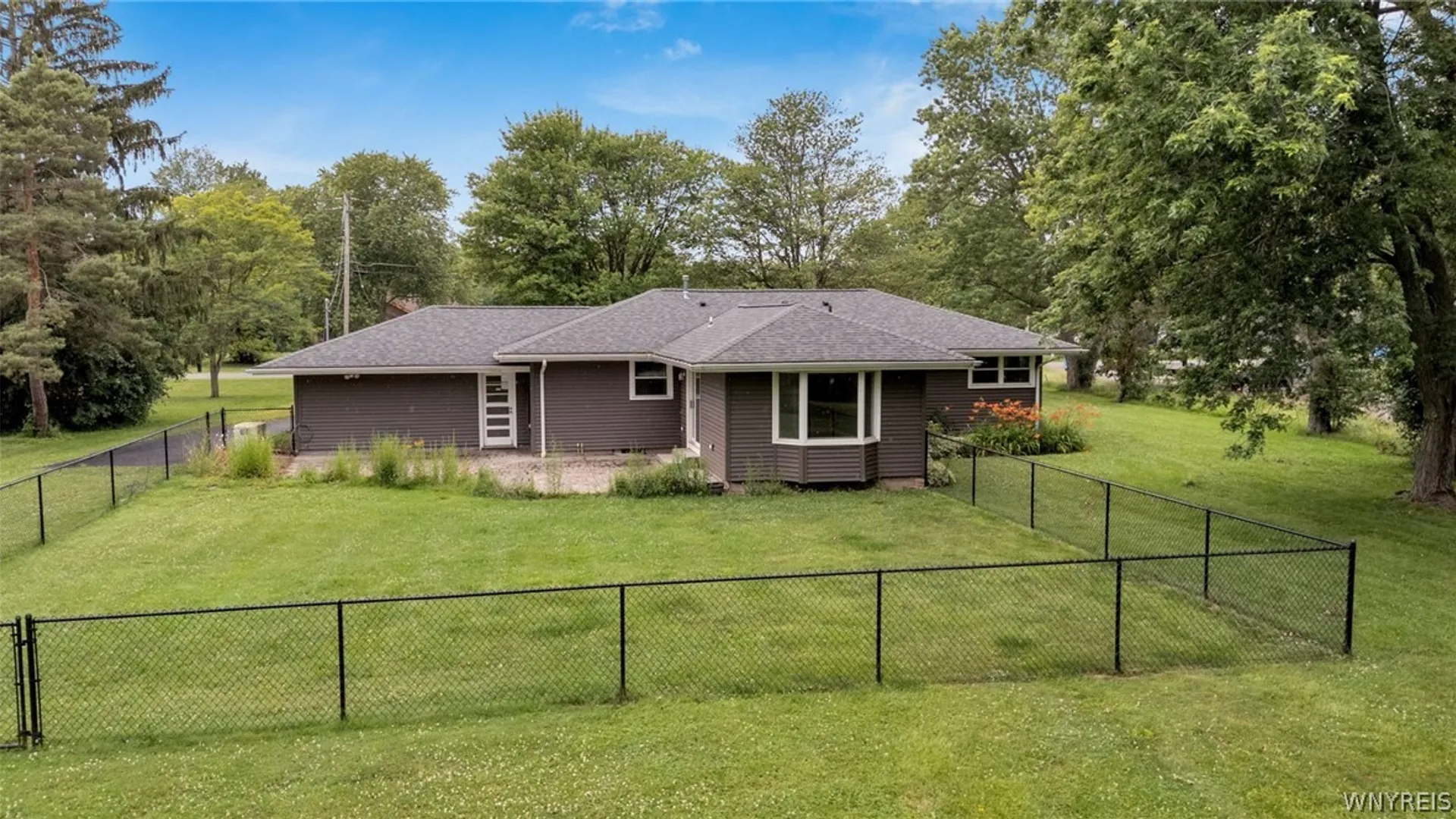Property at 597 Alt Boulevard, Grand Island, NY 14072 27