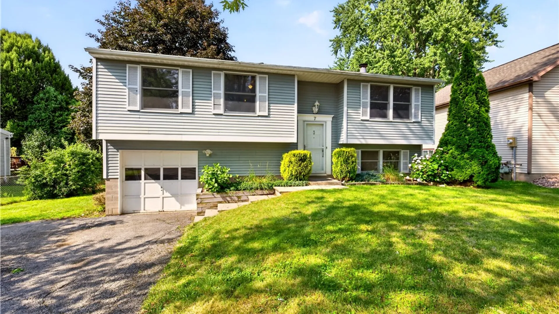 Property at 7 Brandywine Circle, Penfield, NY 14526 2