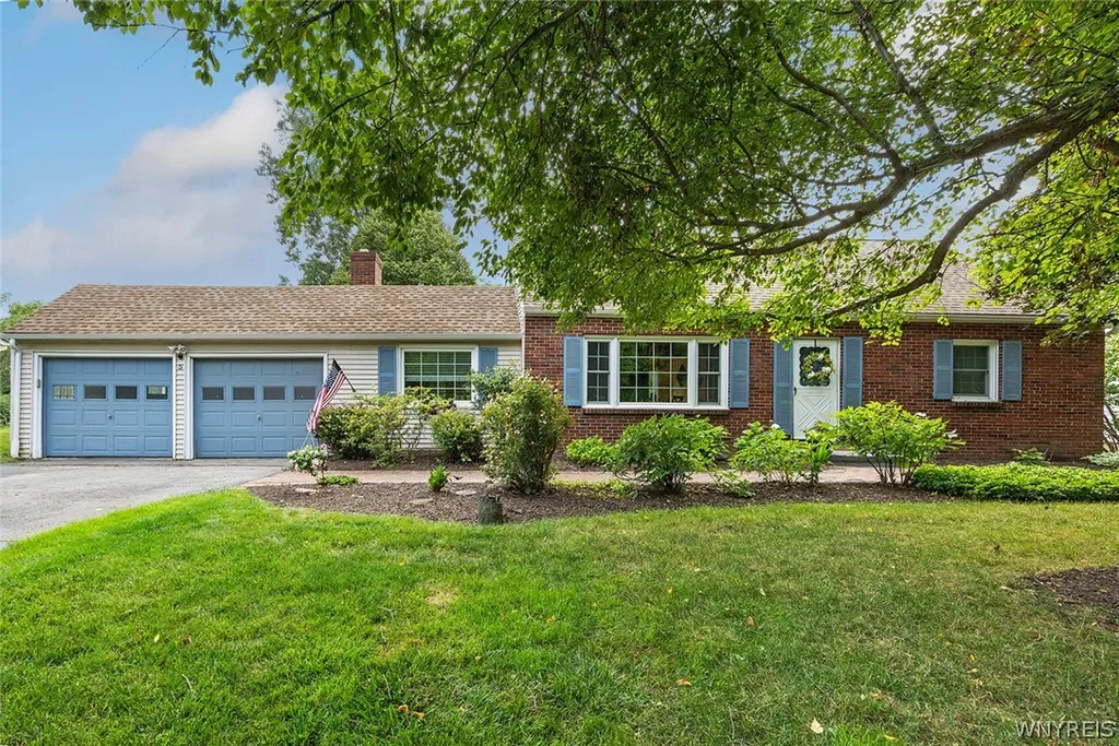 Property at 5 Gentian Way, Perinton, NY 14450