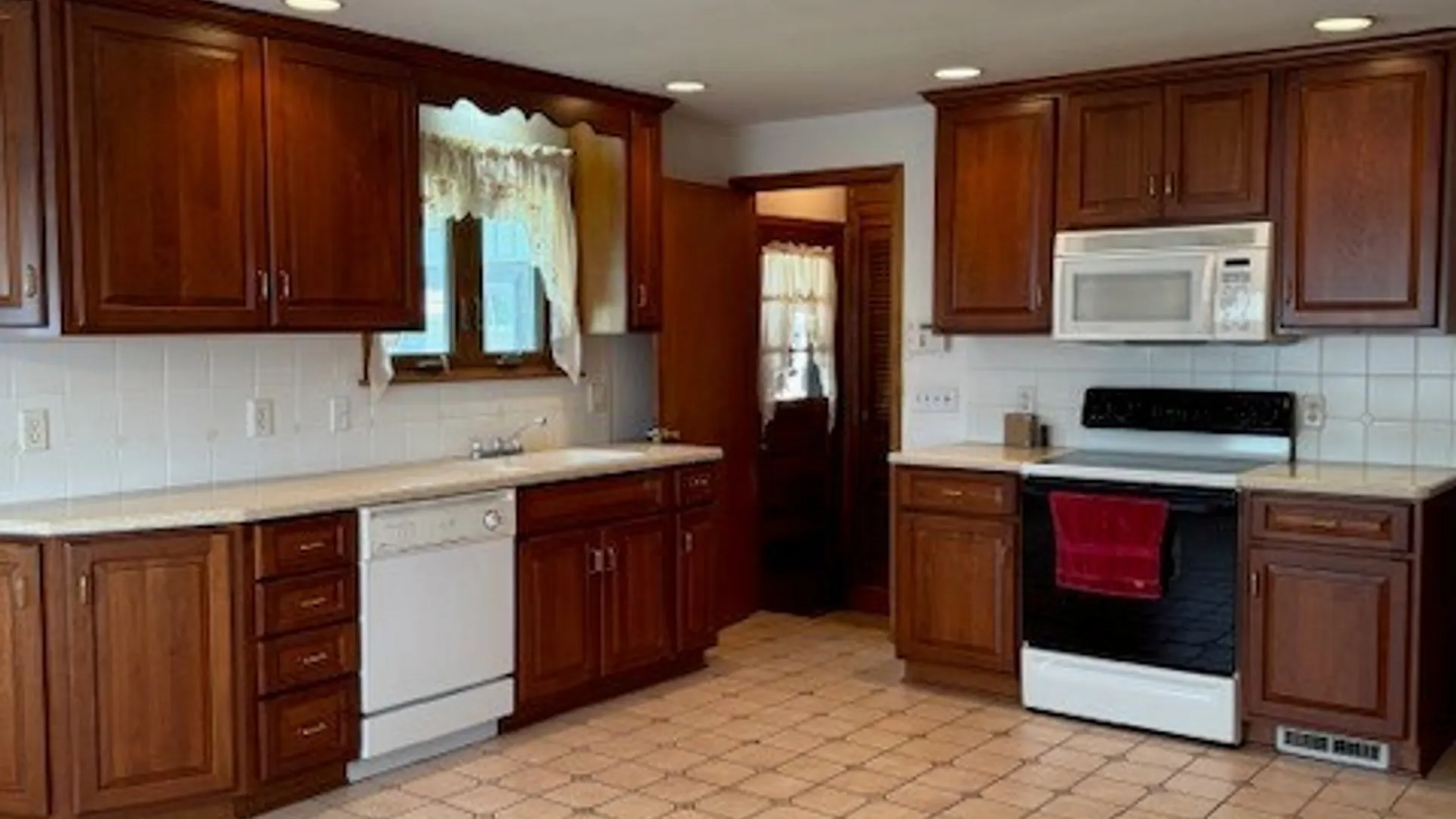 Property at 809 George Urban Boulevard, Cheektowaga, NY 14225 8