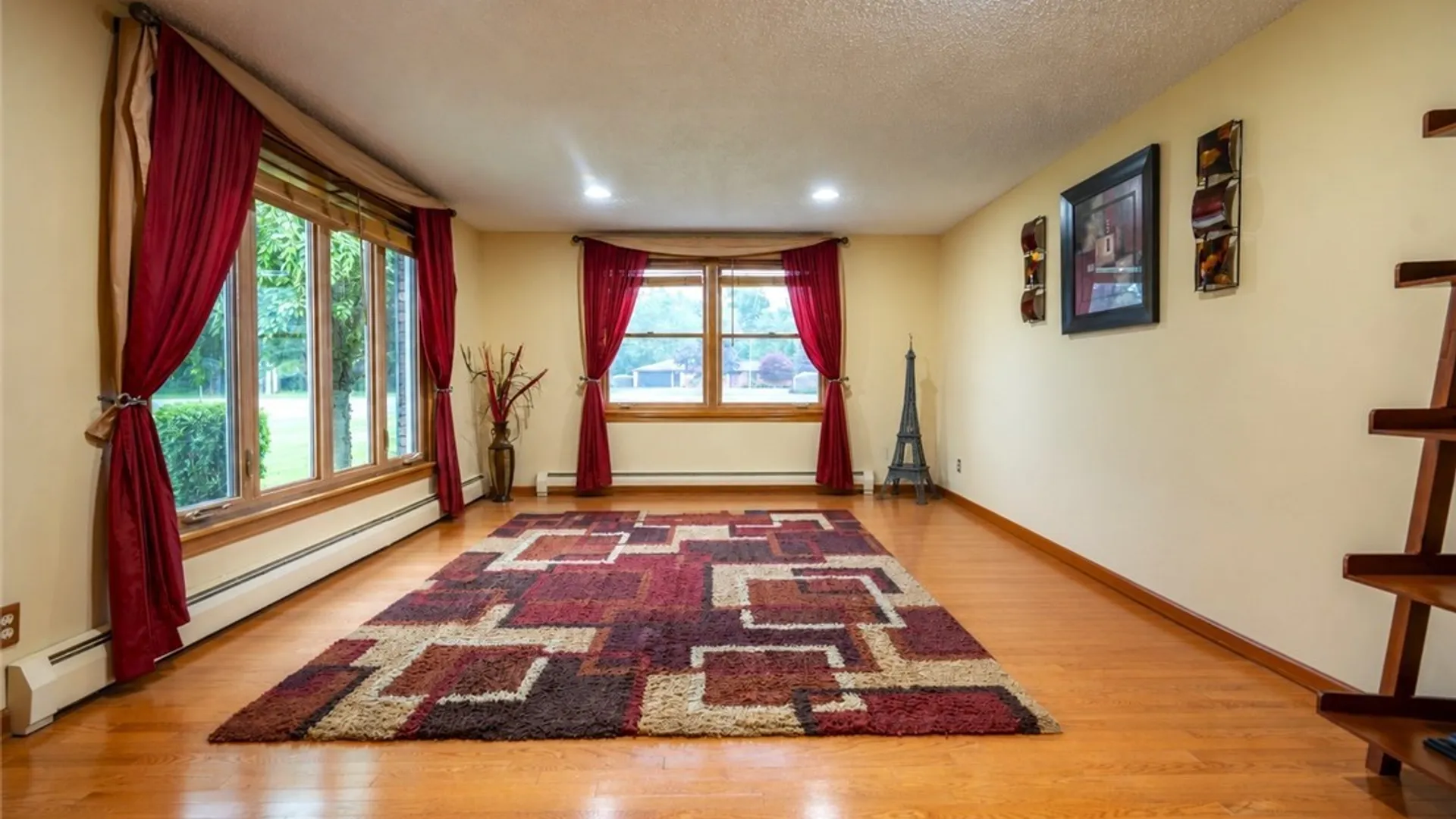 Property at 2 Autumn Lane, Cheektowaga, NY 14043 6