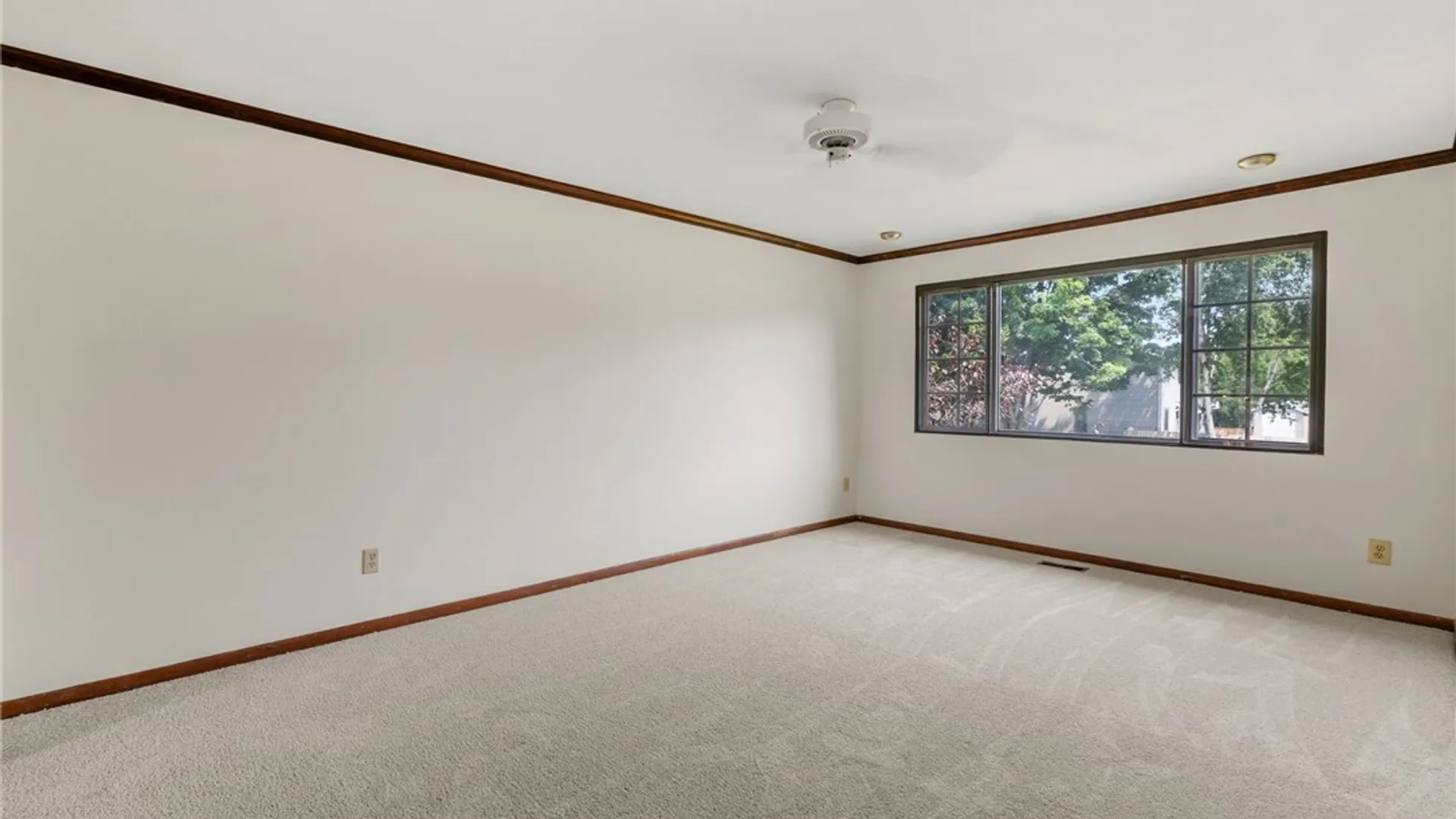 Property at 8383 Zenith Dr, Clay, NY 13027 5