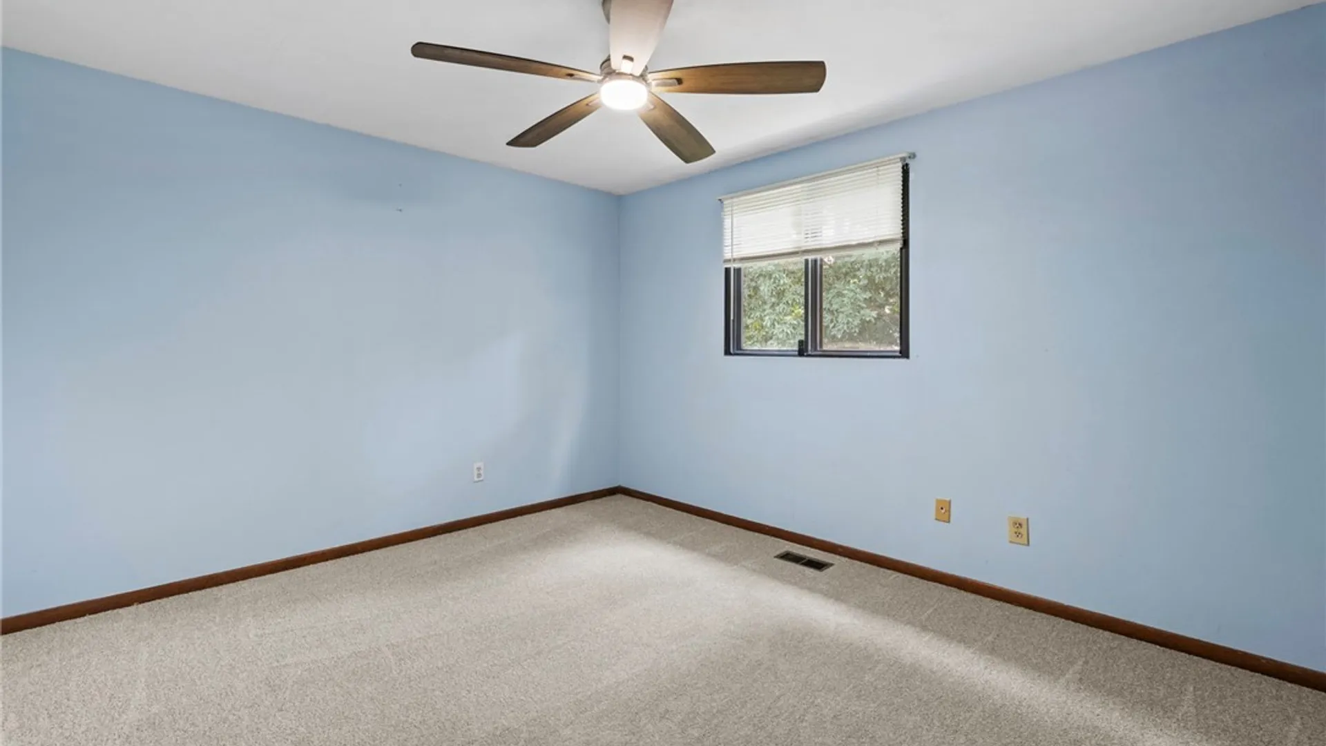 Property at 8383 Zenith Dr, Clay, NY 13027 21