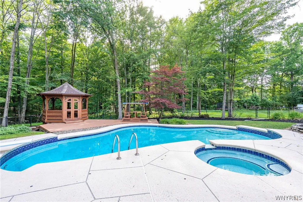 Property at 76 Tanglewood Drive, Orchard Park, NY 14127