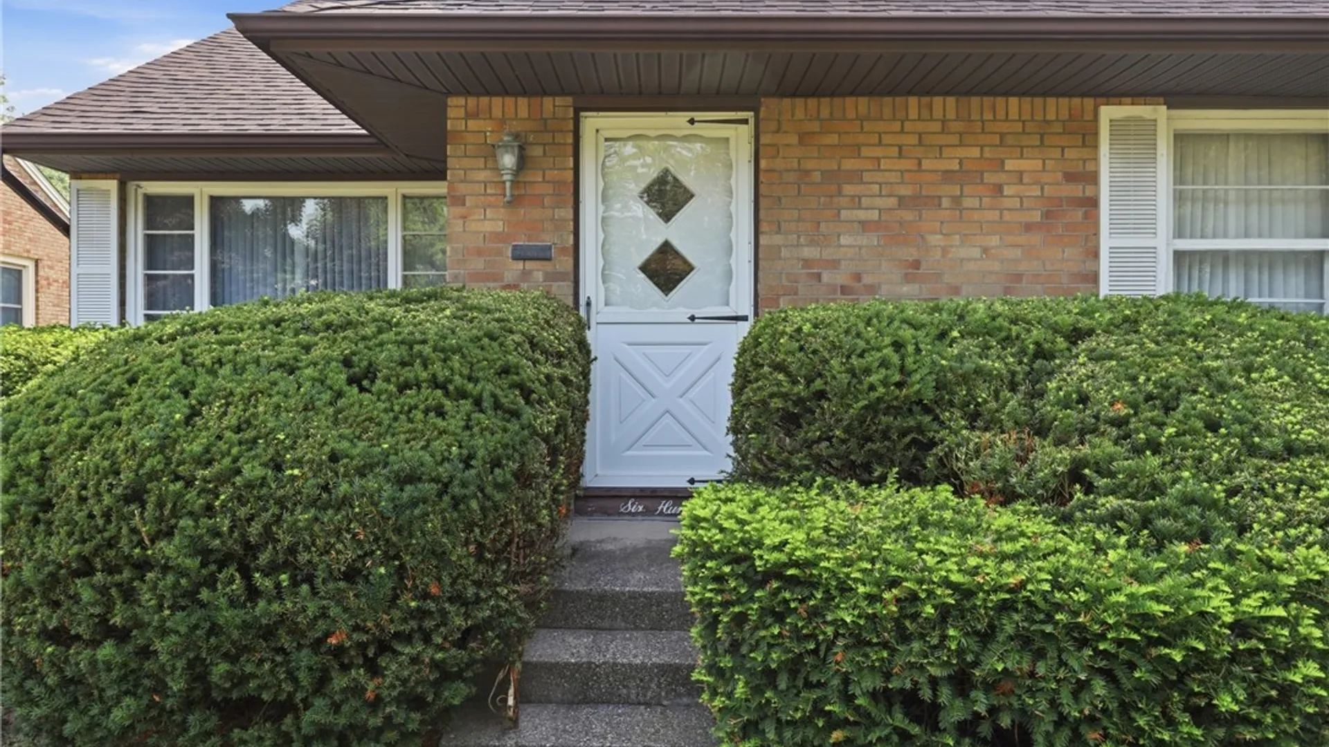 Property at 600 Roycroft Boulevard, Cheektowaga, NY 14225 3