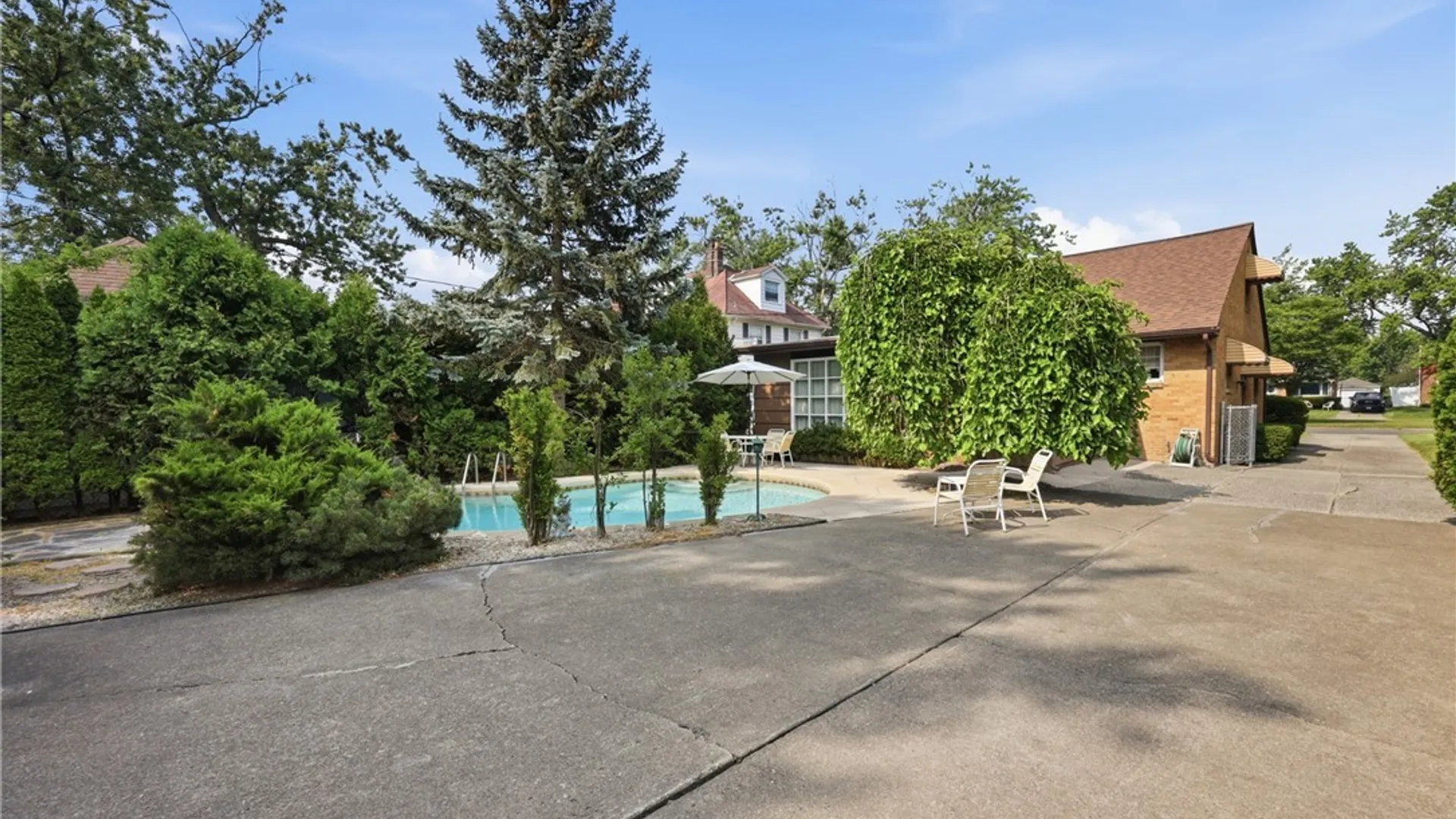 Property at 600 Roycroft Boulevard, Cheektowaga, NY 14225 4
