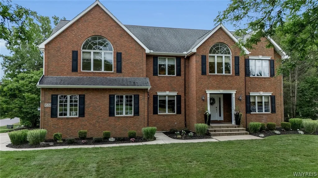 Property at 9530 Cobblestone Dr, Clarence, NY 14031