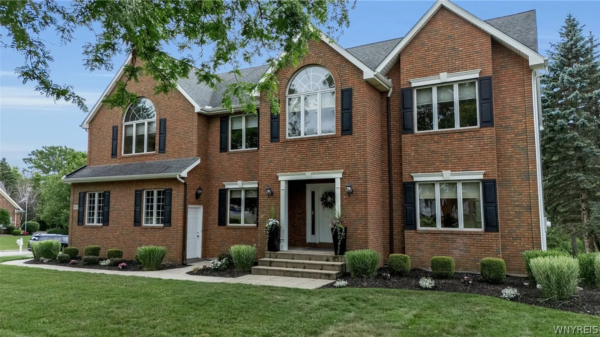 Property at 9530 Cobblestone Dr, Clarence, NY 14031 3