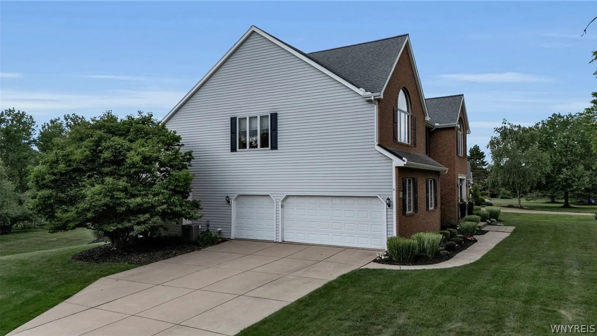 Property at 9530 Cobblestone Dr, Clarence, NY 14031 4