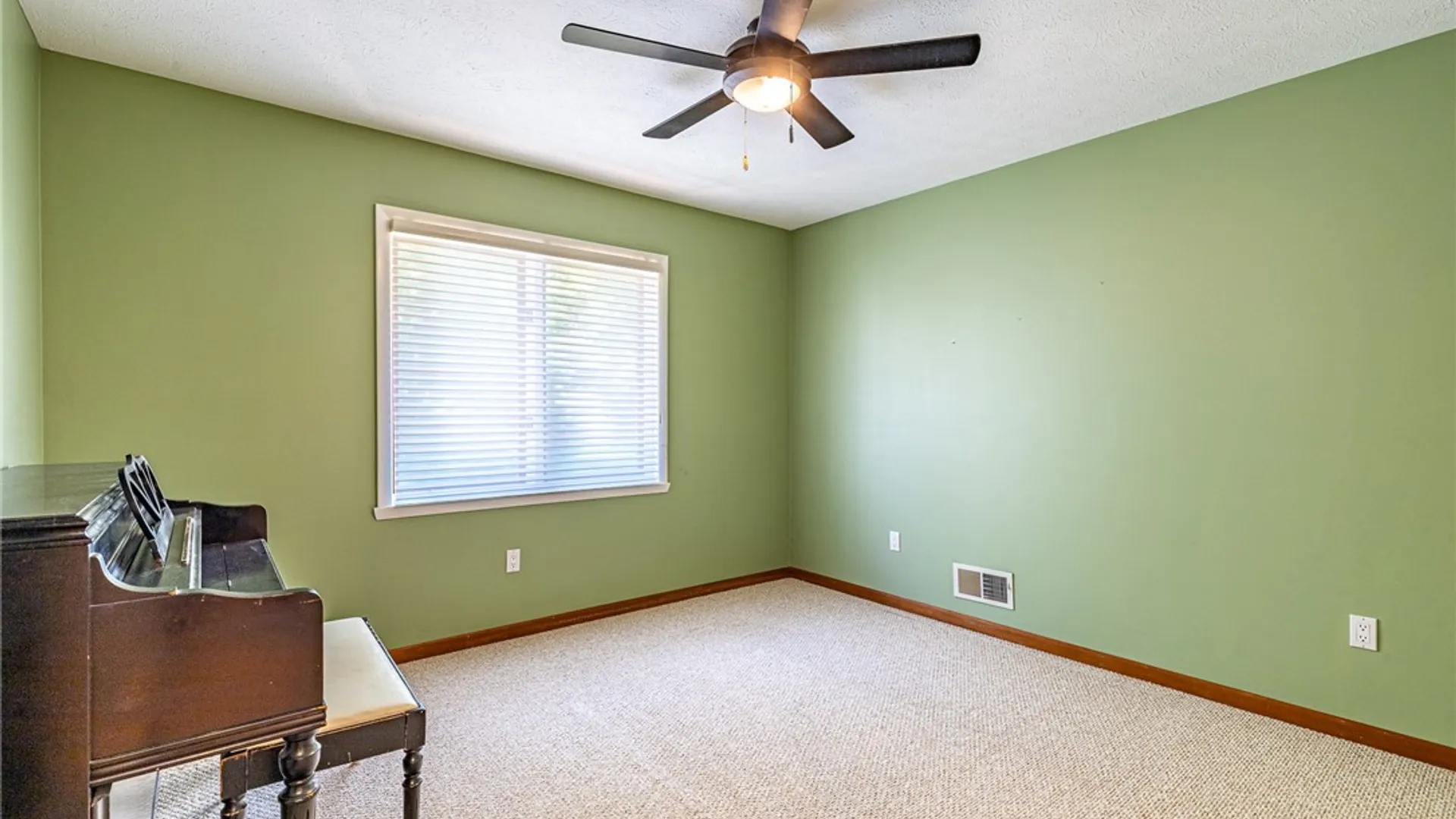 Property at 660 Treasure Circle, Webster, NY 14580 36