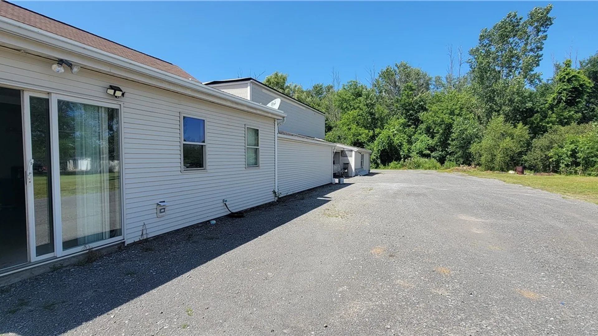 Property at 6945 Lincoln Avenue Extension, Lockport Town, NY 14094 3