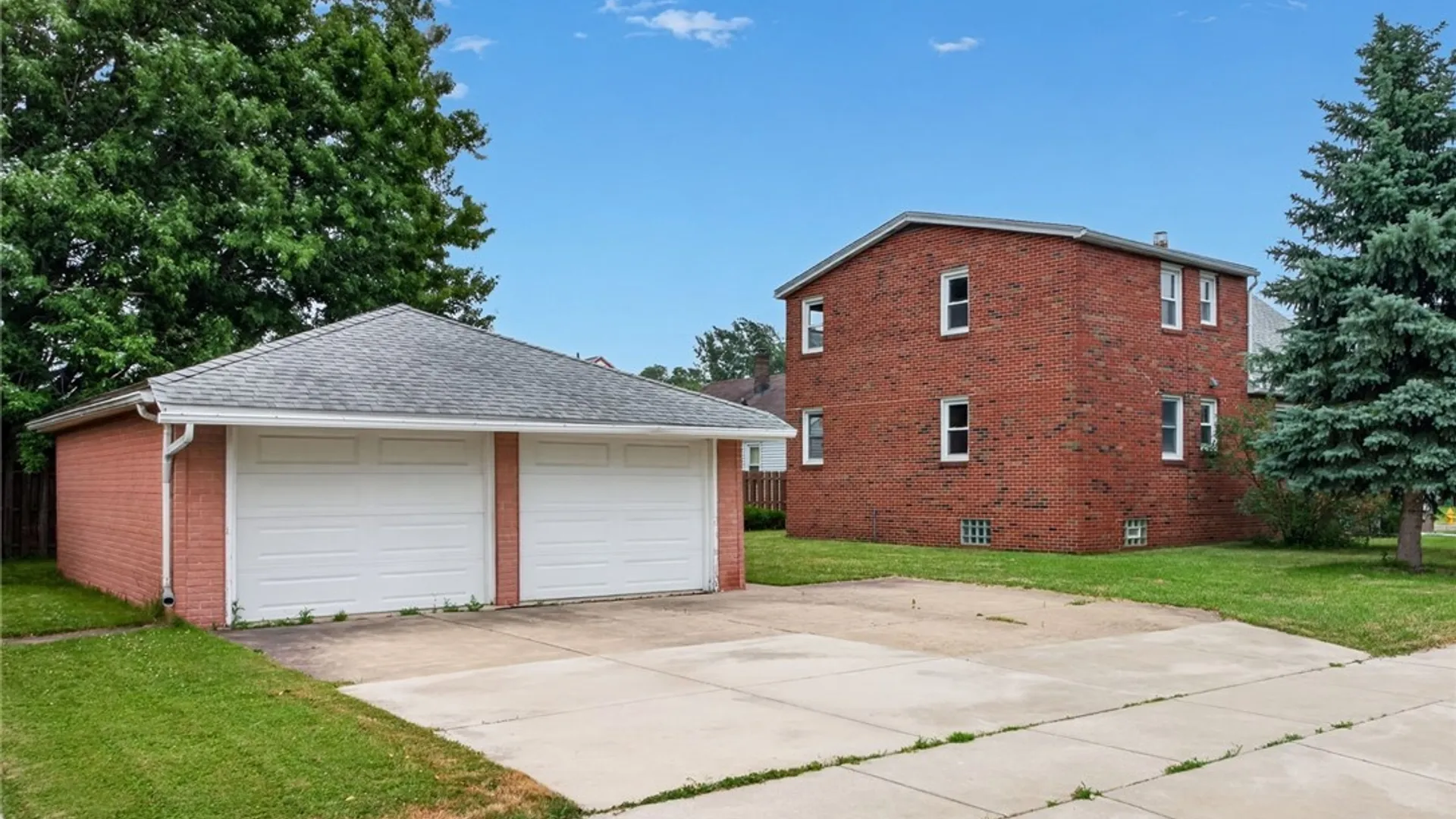 Property at 8 Evergreen Place, Cheektowaga, NY 14225 5