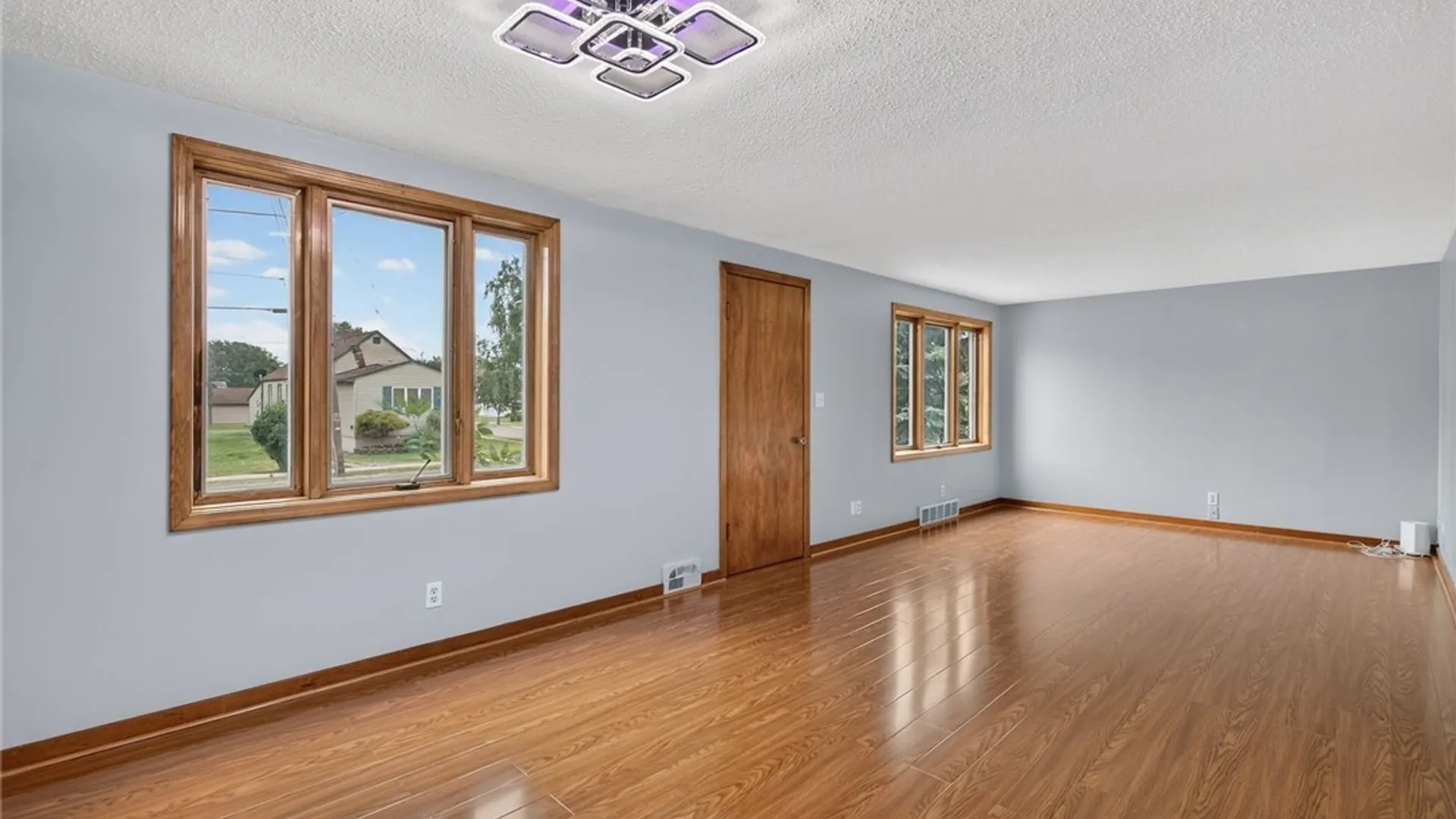Property at 8 Evergreen Place, Cheektowaga, NY 14225 9