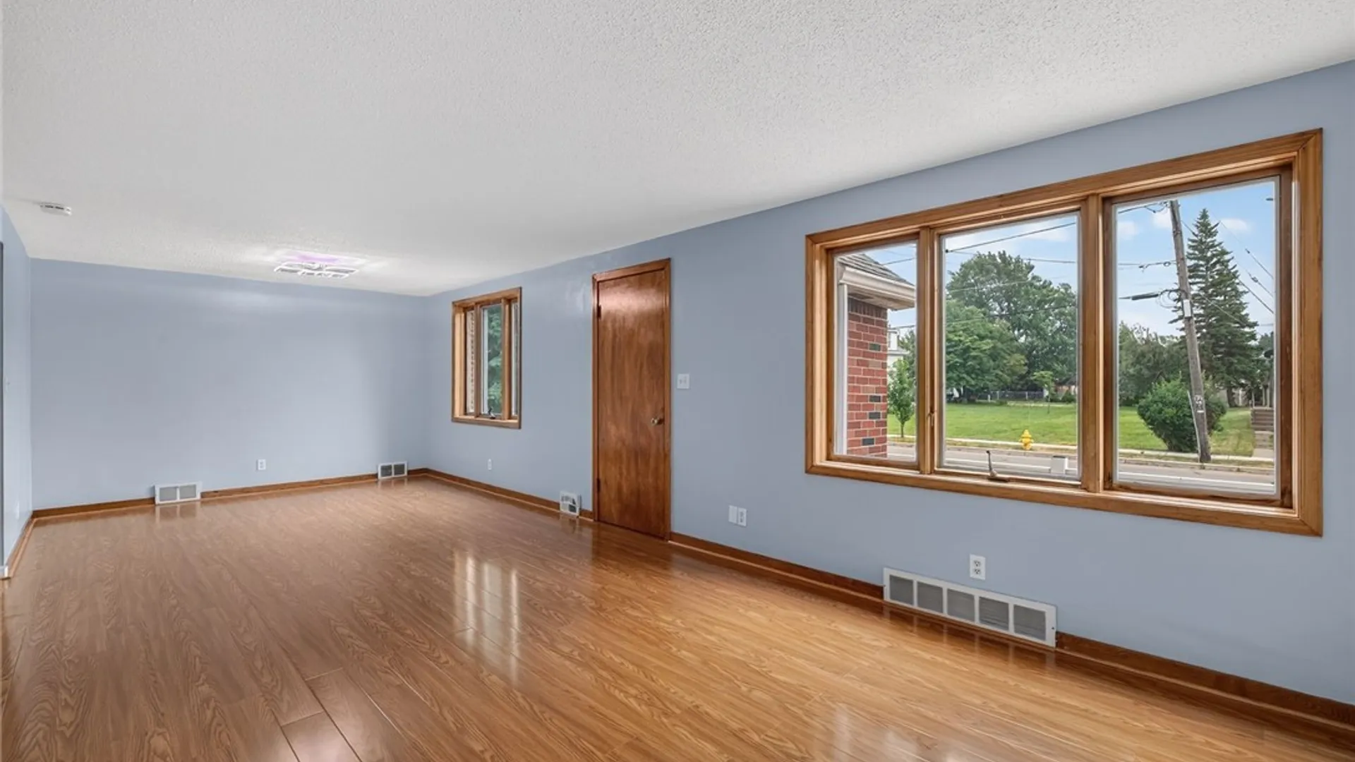 Property at 8 Evergreen Place, Cheektowaga, NY 14225 10