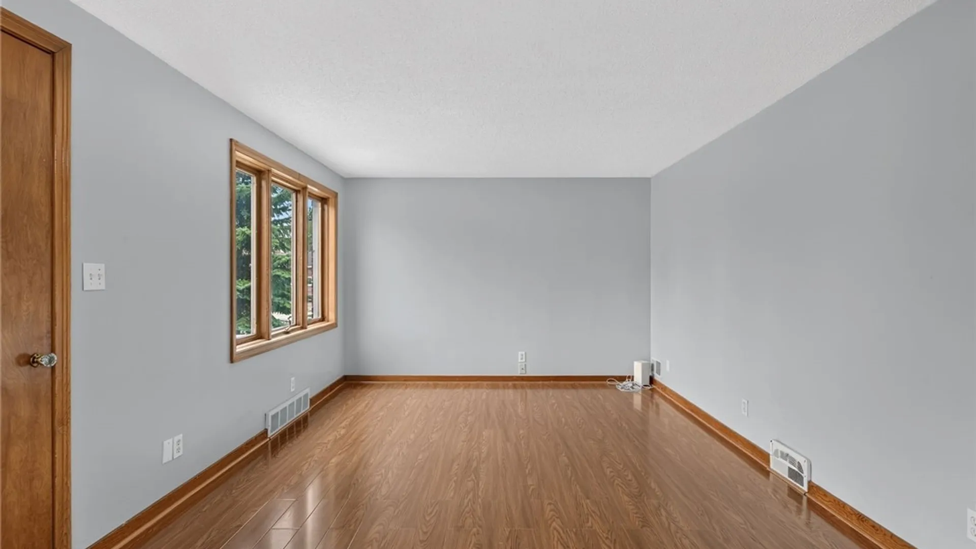 Property at 8 Evergreen Place, Cheektowaga, NY 14225 13