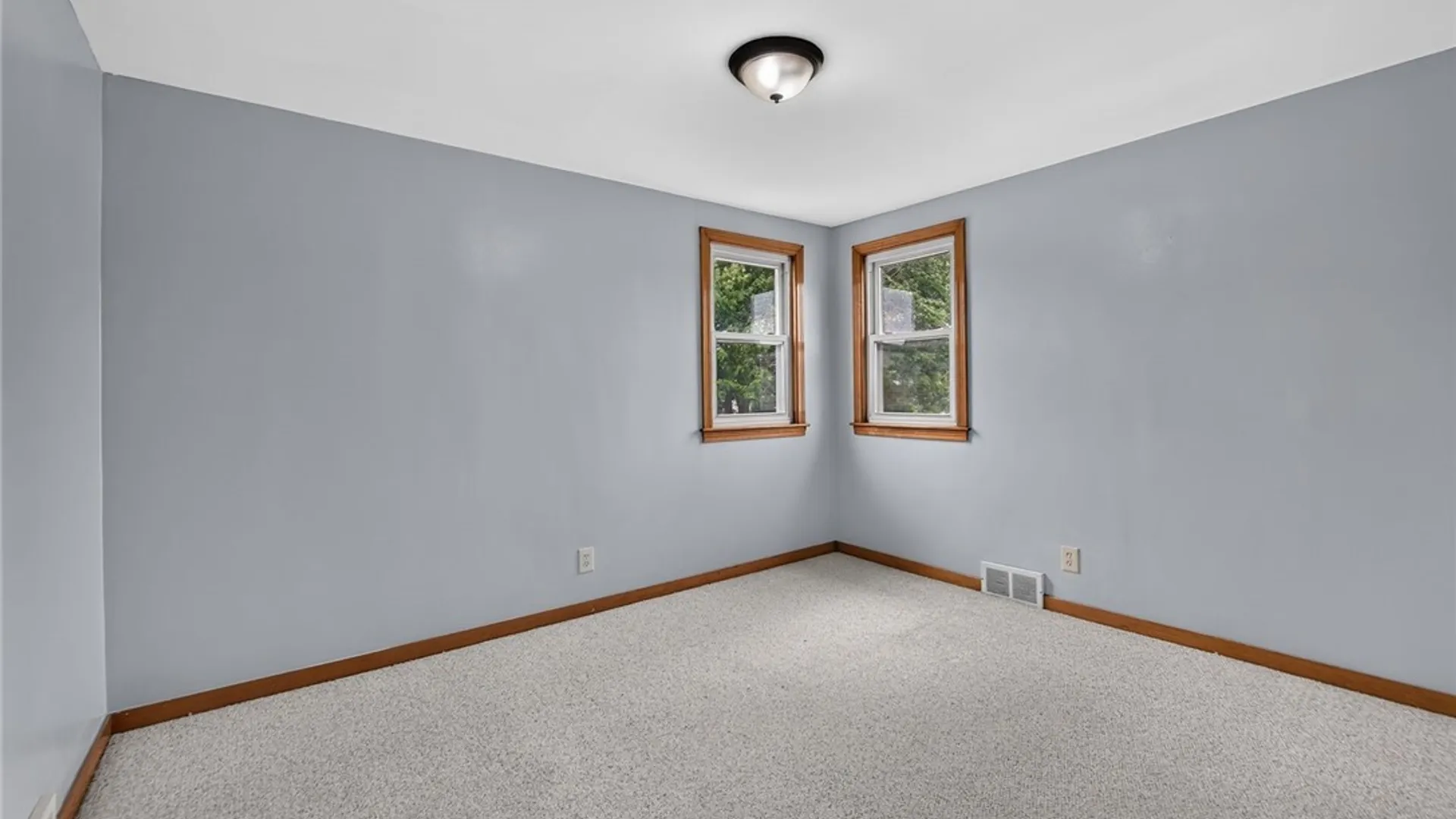 Property at 8 Evergreen Place, Cheektowaga, NY 14225 43