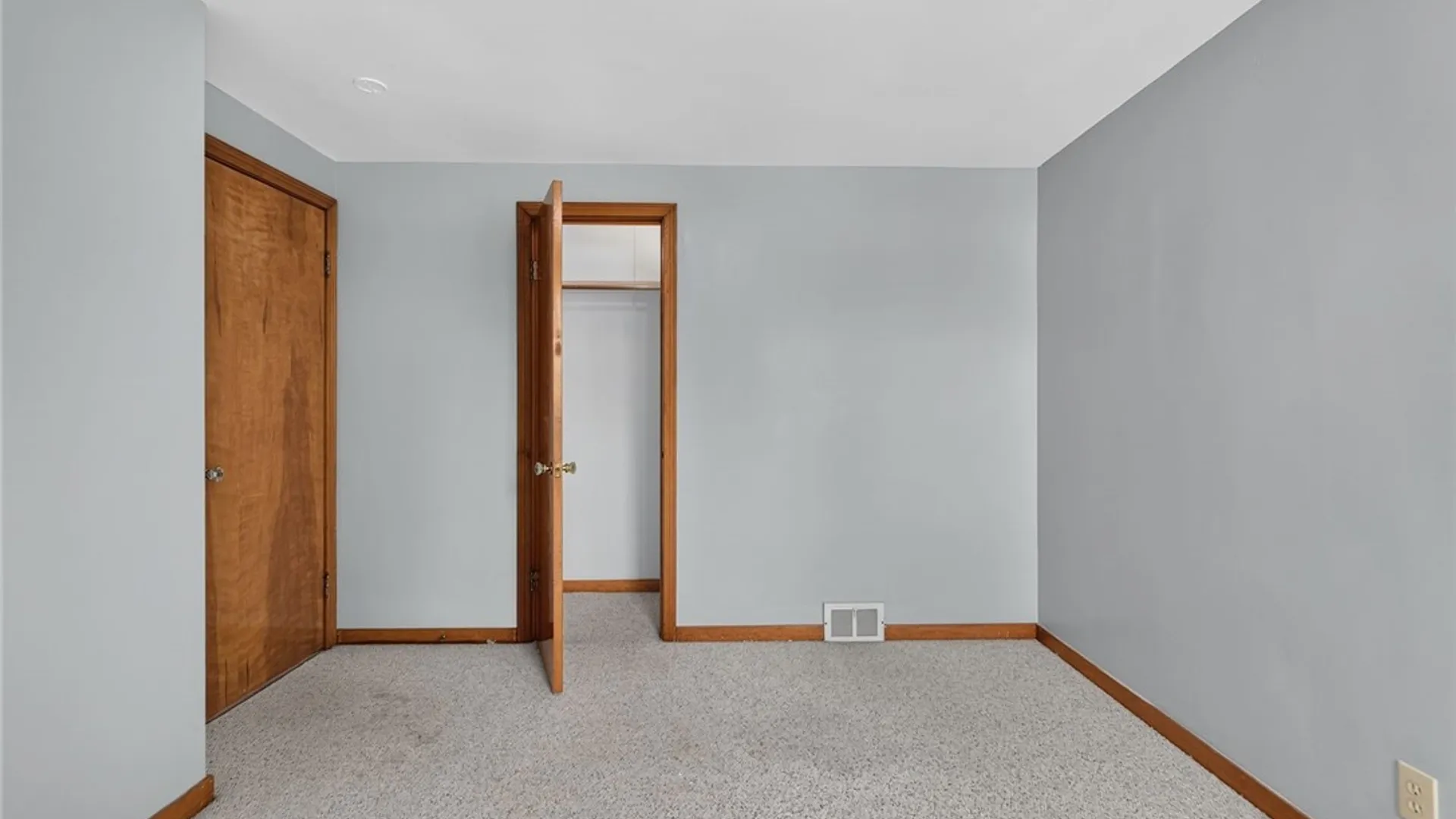 Property at 8 Evergreen Place, Cheektowaga, NY 14225 44
