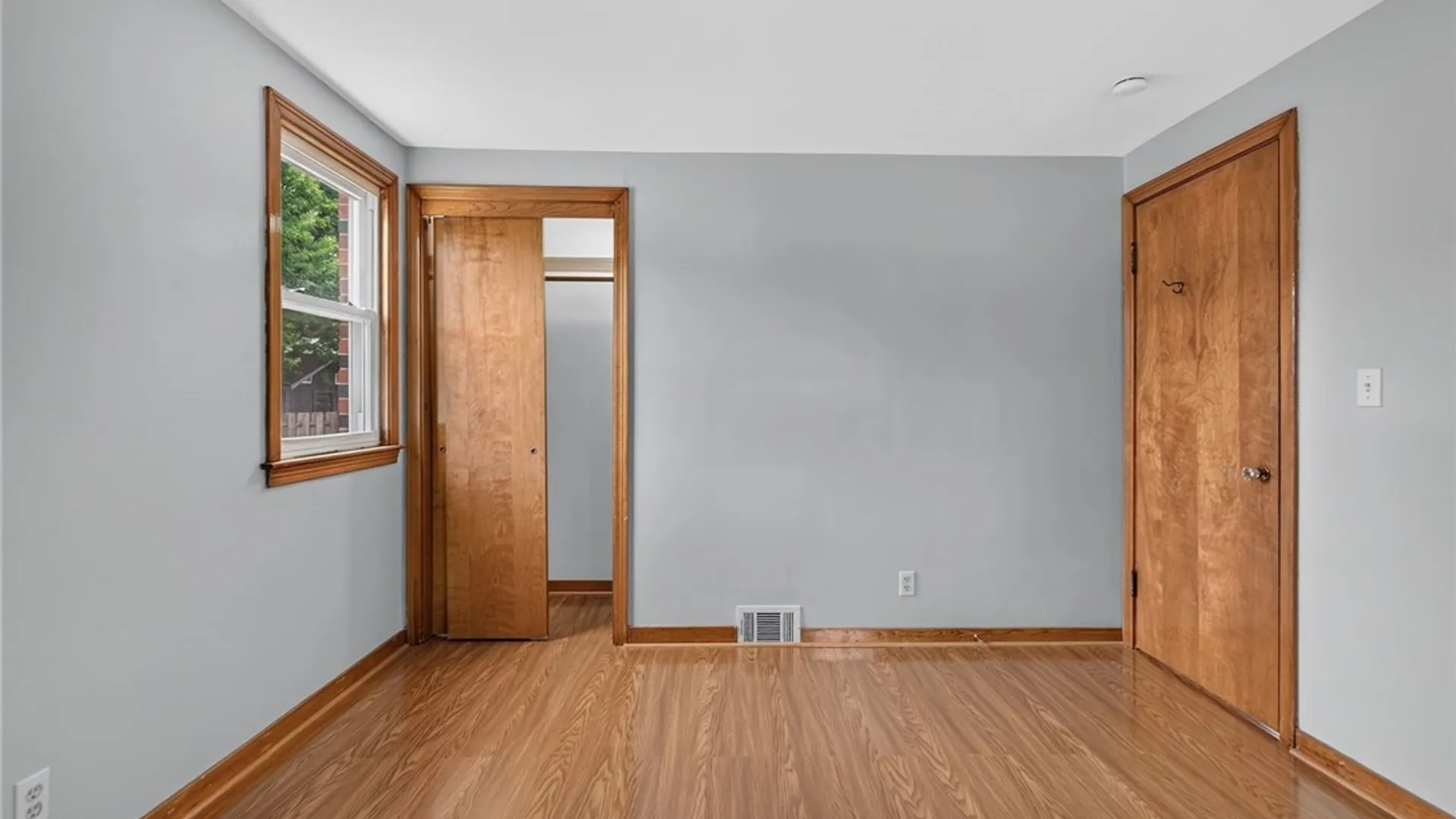 Property at 8 Evergreen Place, Cheektowaga, NY 14225 28