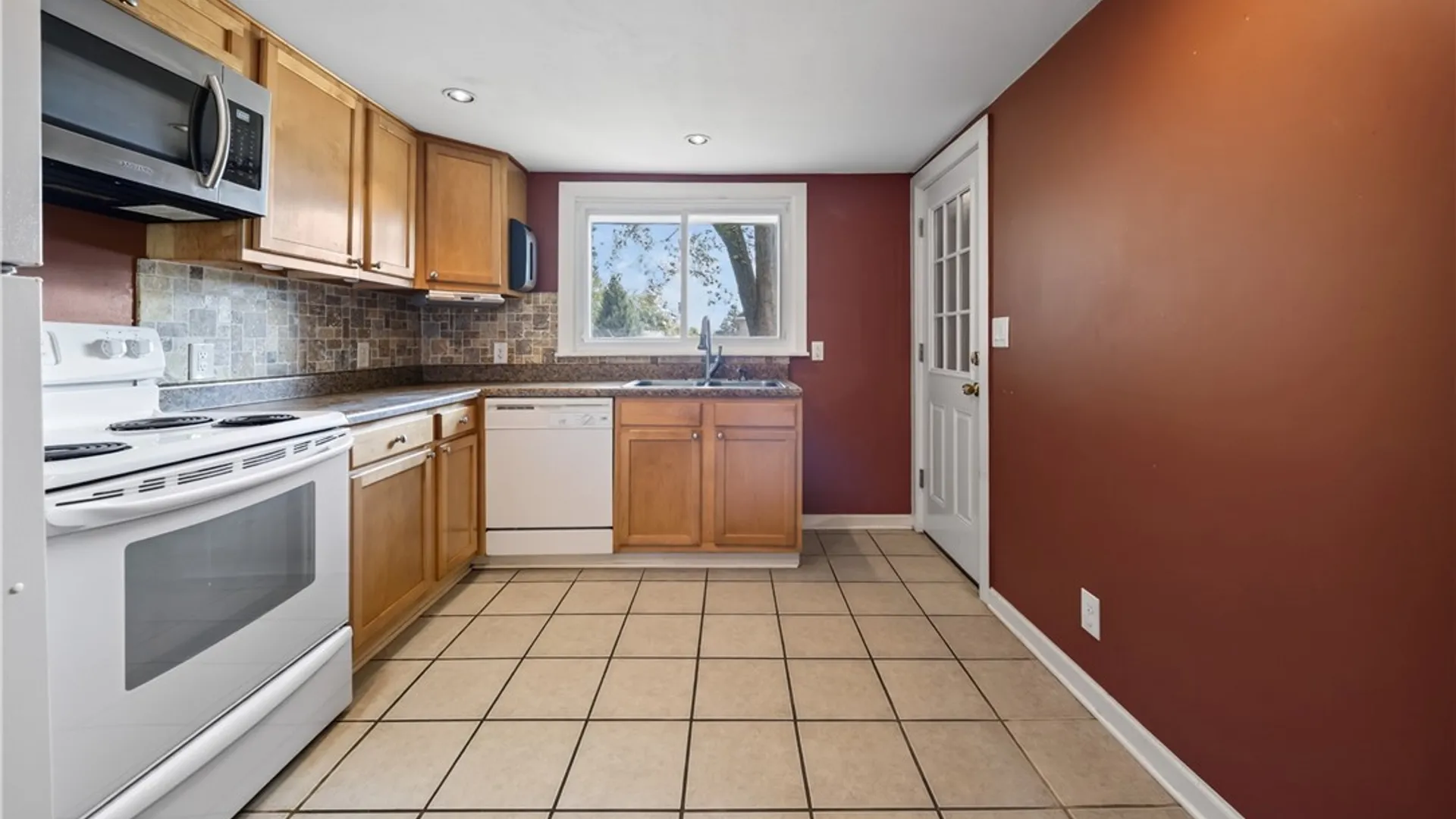 Property at 208 Danbury Drive, Camillus, NY 13219 14