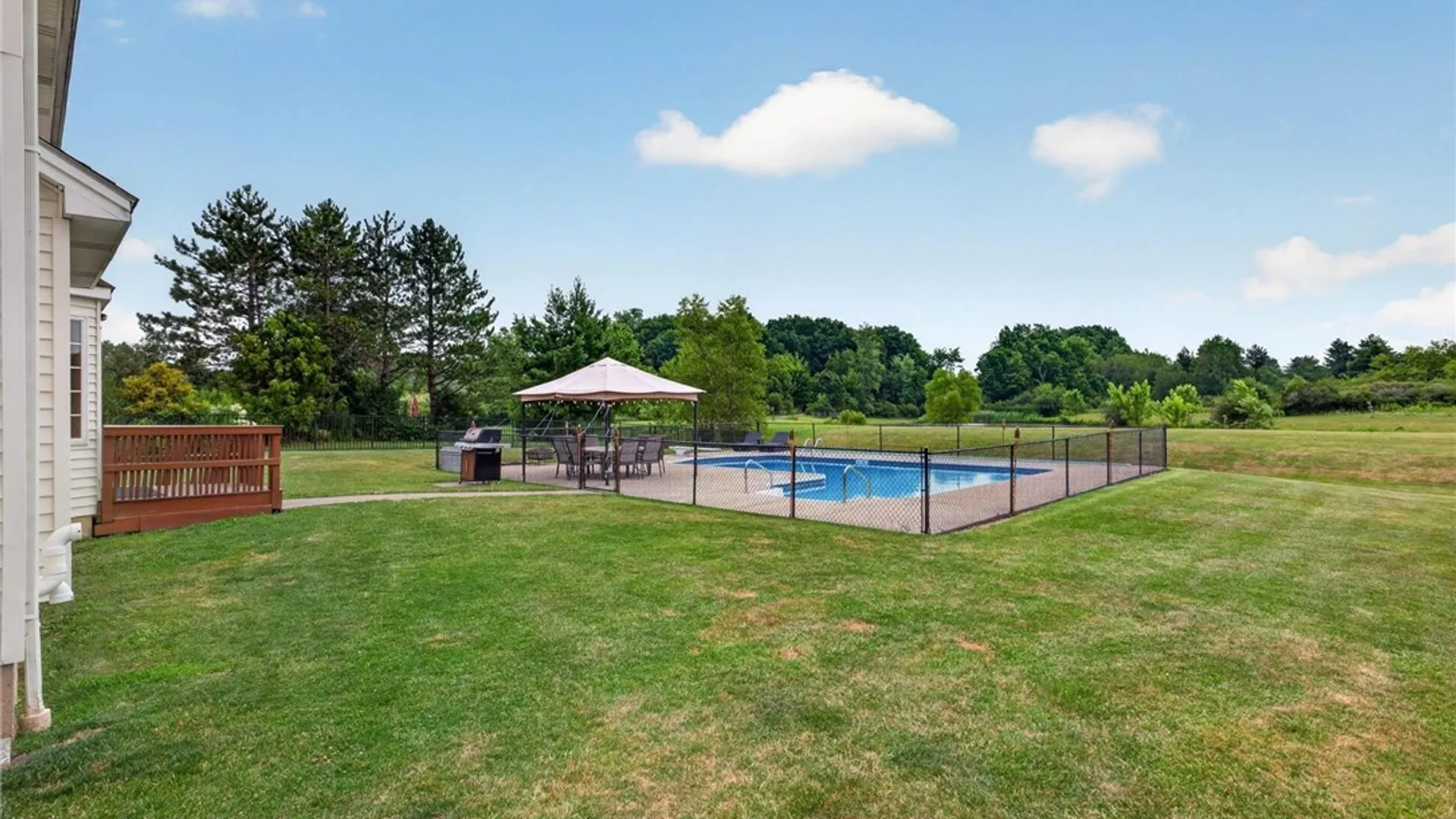 Property at 123 Ashwood Lane, Orchard Park, NY 14127 4