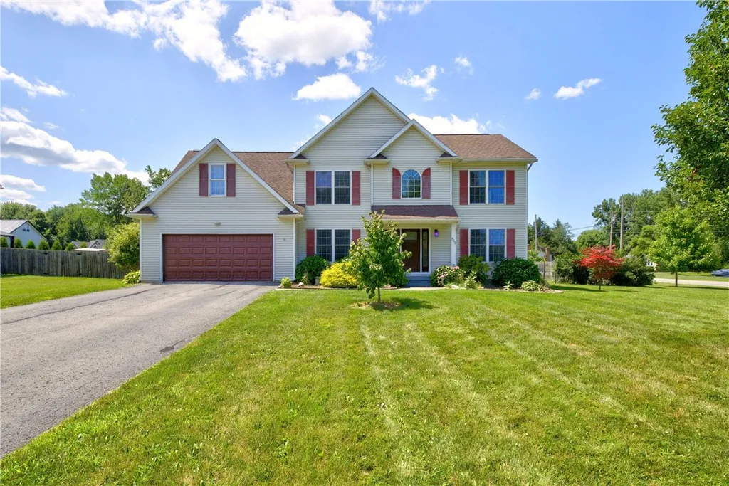 Property at 803 Red Fox Cir, Walworth, NY 14519
