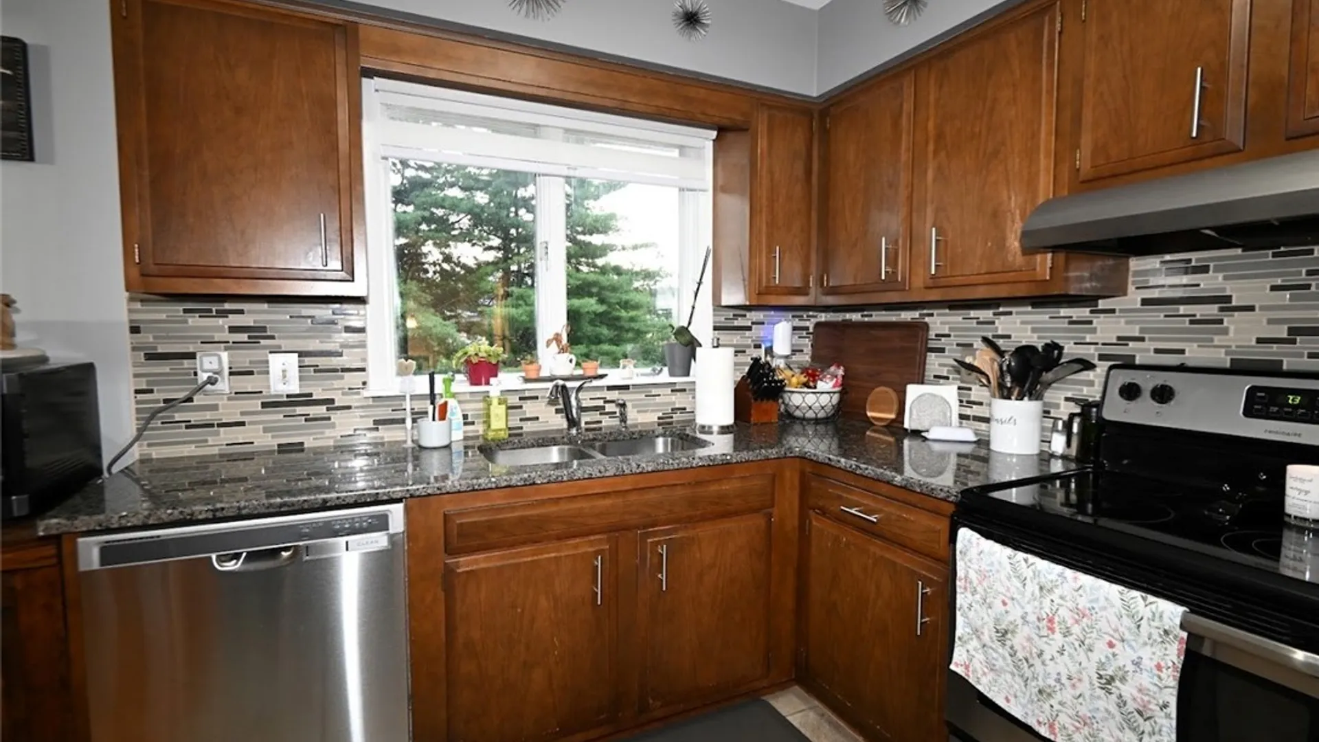 Property at 30 Royal Brook Lane, New Hartford, NY 13417 28
