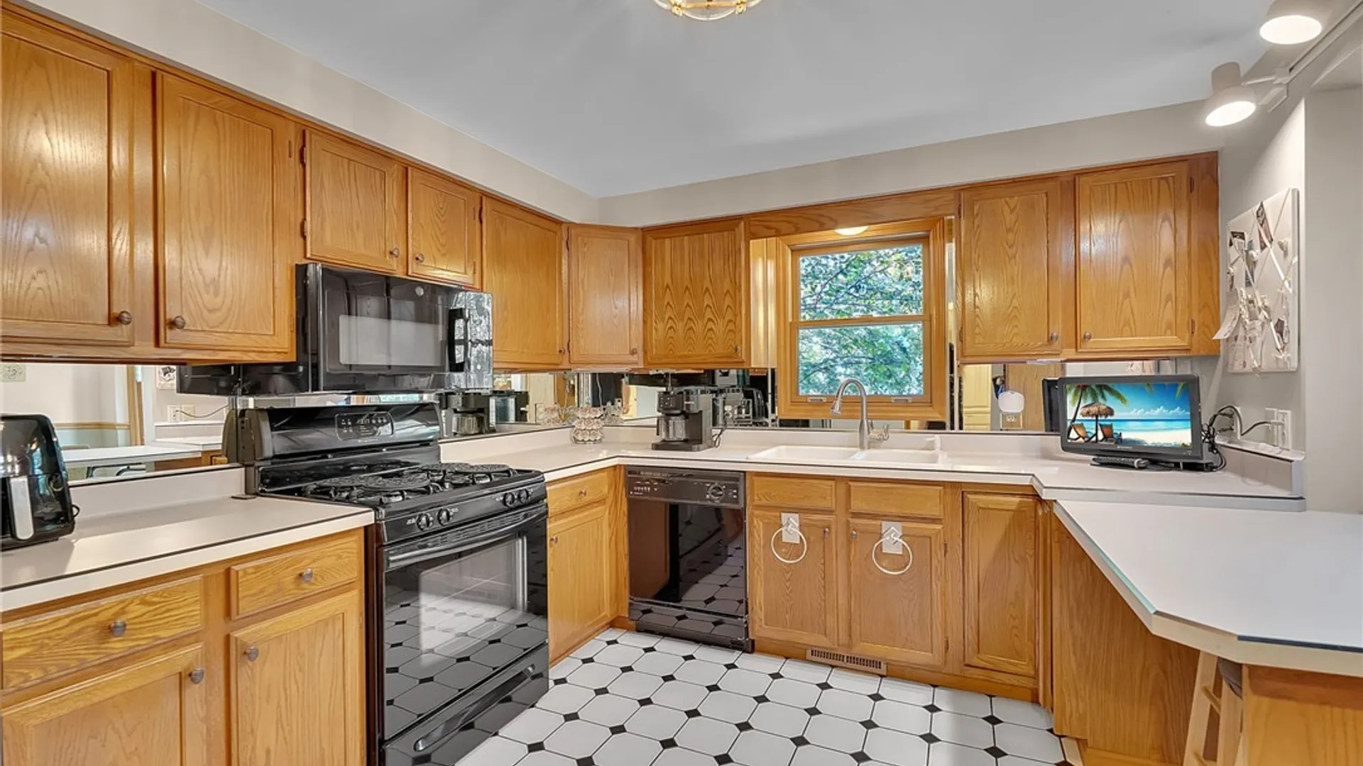 Property at 15 In The Woods Lane, West Seneca, NY 14224 17