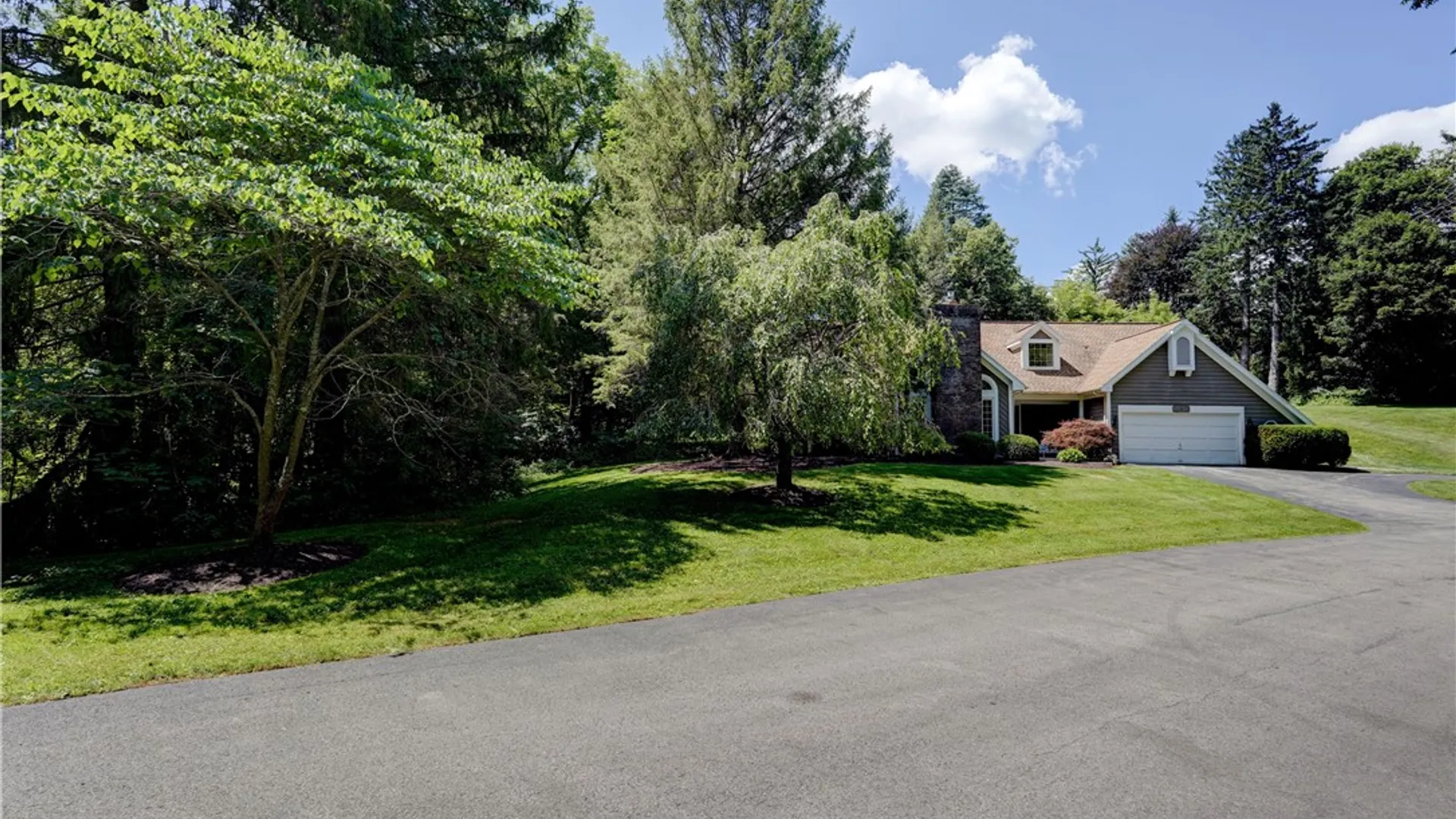 Property at 5 Glen Cannon, Pittsford, NY 14534 2