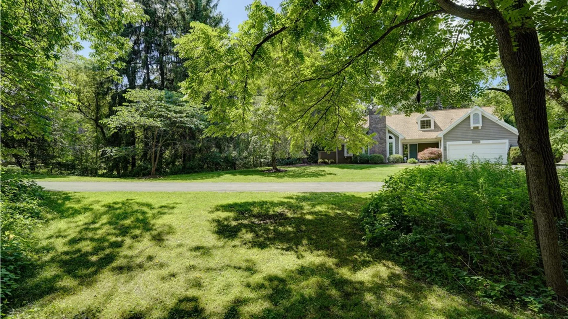 Property at 5 Glen Cannon, Pittsford, NY 14534 3