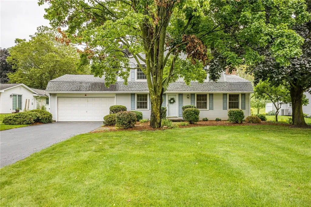 Property at 16 S Ridge Trail, Perinton, NY 14450