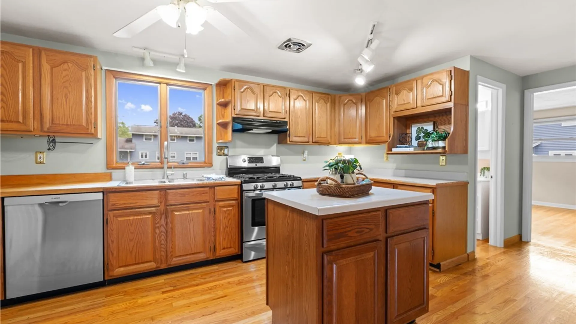 Property at 113 Thornton Circle, Camillus, NY 13031 13