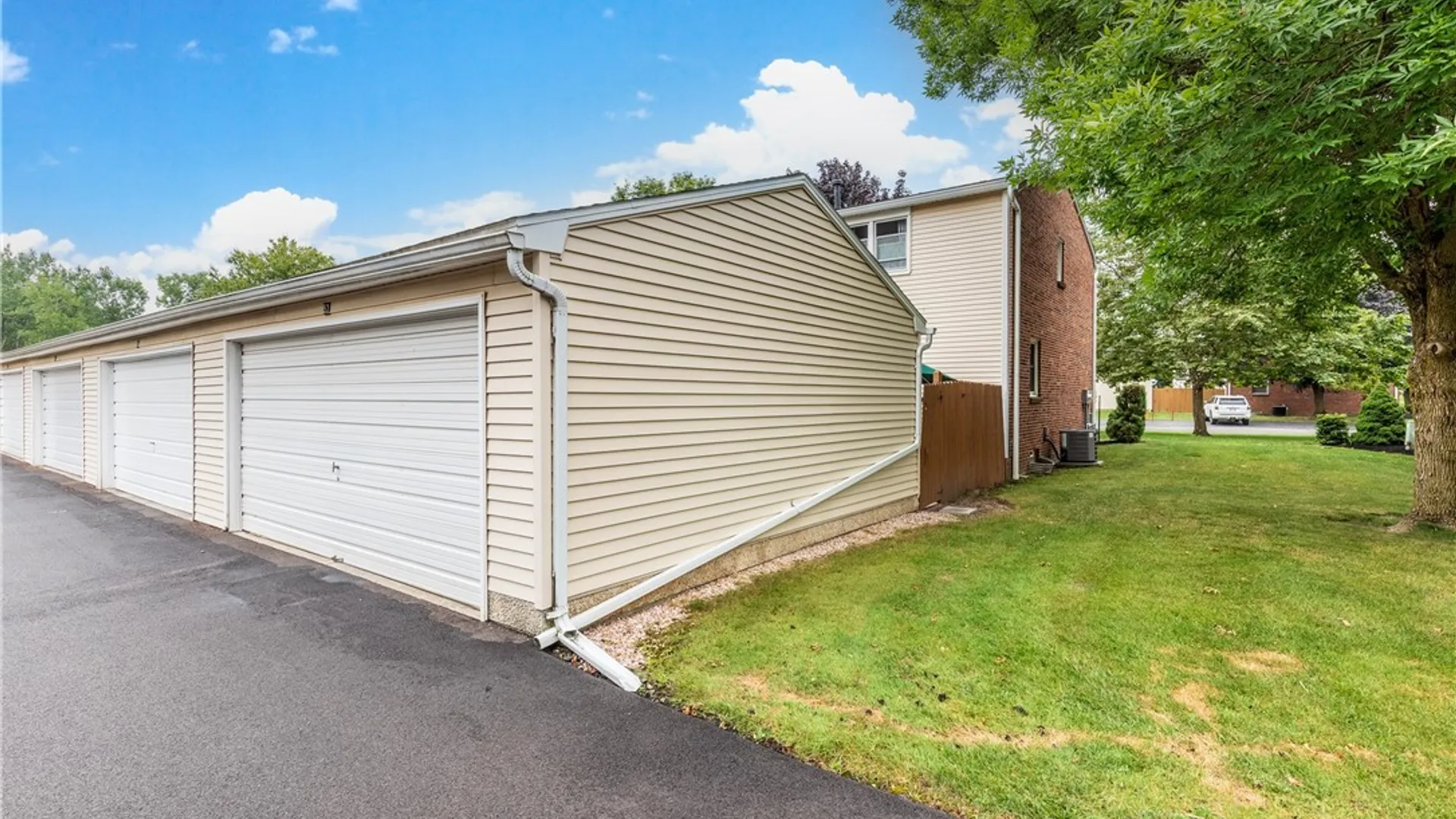 Property at 52 Wimbledon Lane, West Seneca, NY 14224 31
