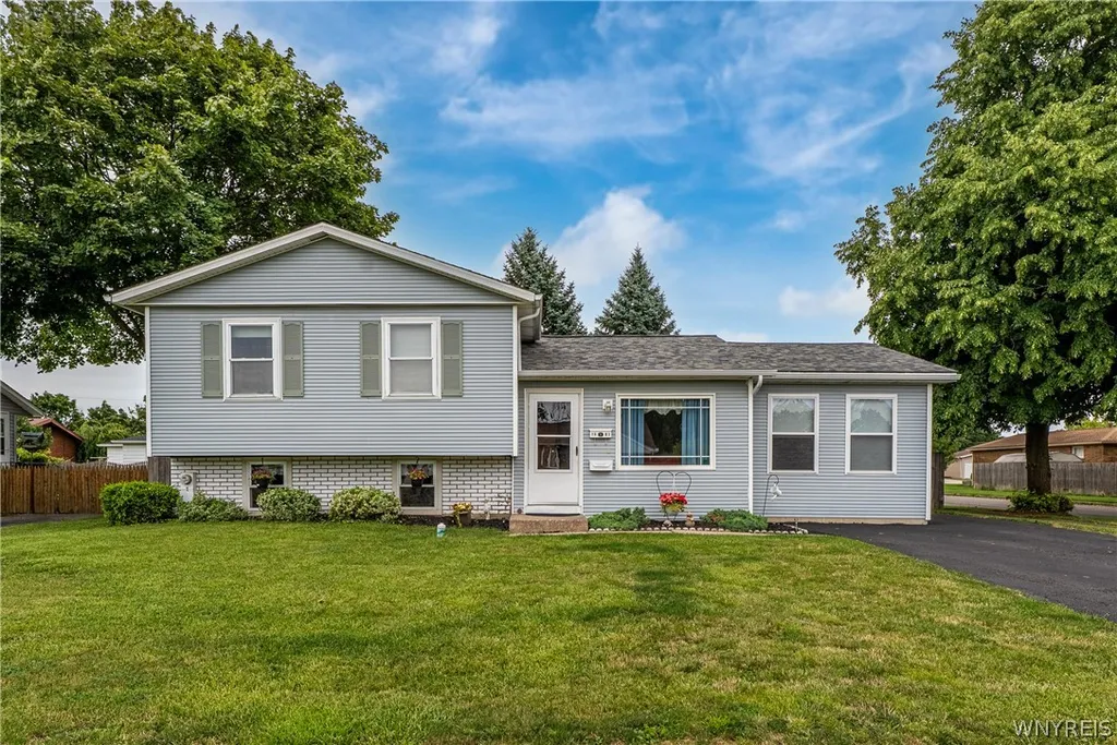 Property at 1603 100th St, Niagara Falls, NY 14304