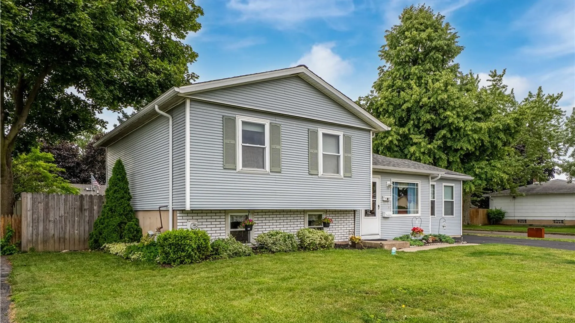 Property at 1603 100th St, Niagara Falls, NY 14304 3