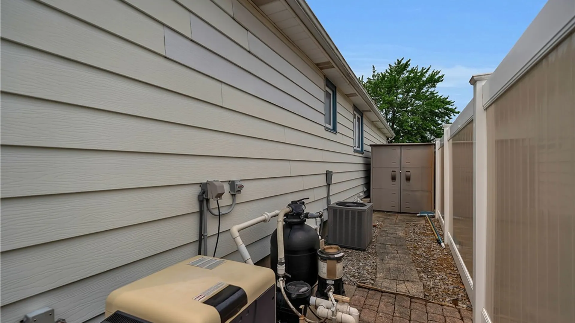 Property at 17 Helenbrook Lane, Cheektowaga, NY 14043 45