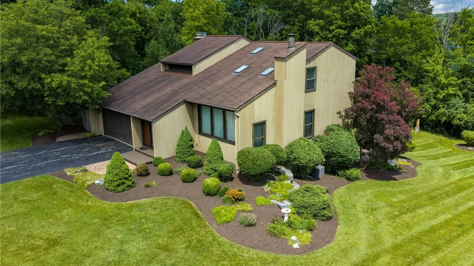 Property at 4390 BELLEFLOWER Circle, Onondaga, NY 13215 3