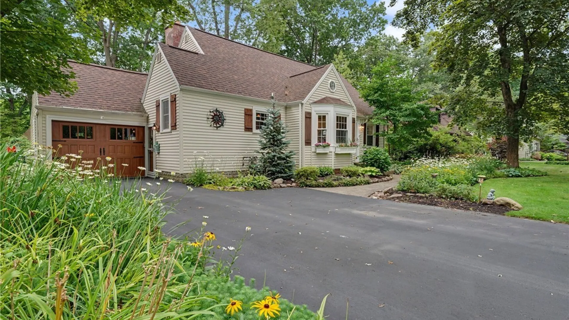 Property at 38 Lombardy Lane, Hamburg, NY 14075 4